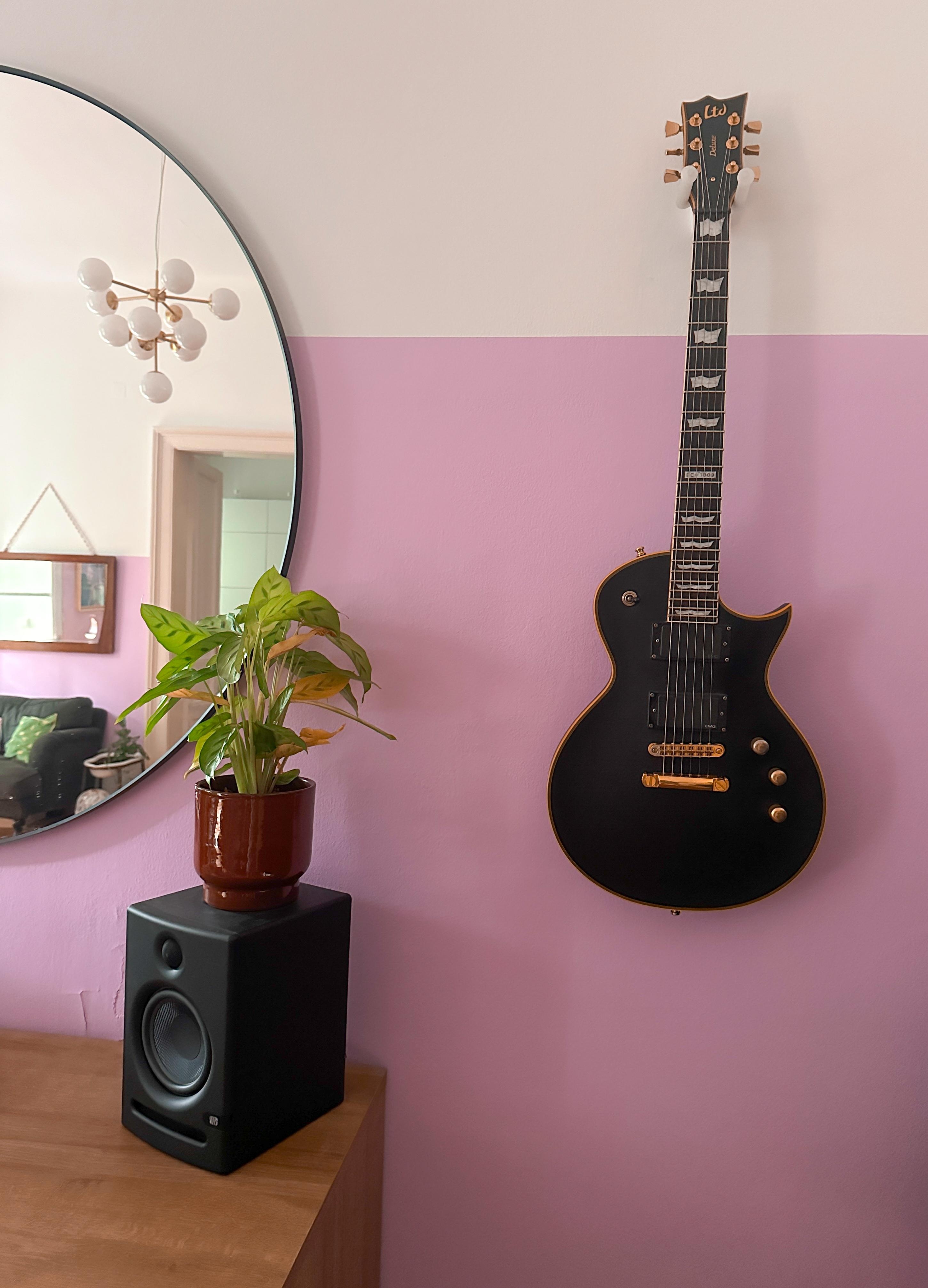 Eine von 6 Gitarren an unseren Wänden 😊

#Musik #Gitarre #Instrumente #rosa #zimmerpflanze #beleuchtung #spiegel