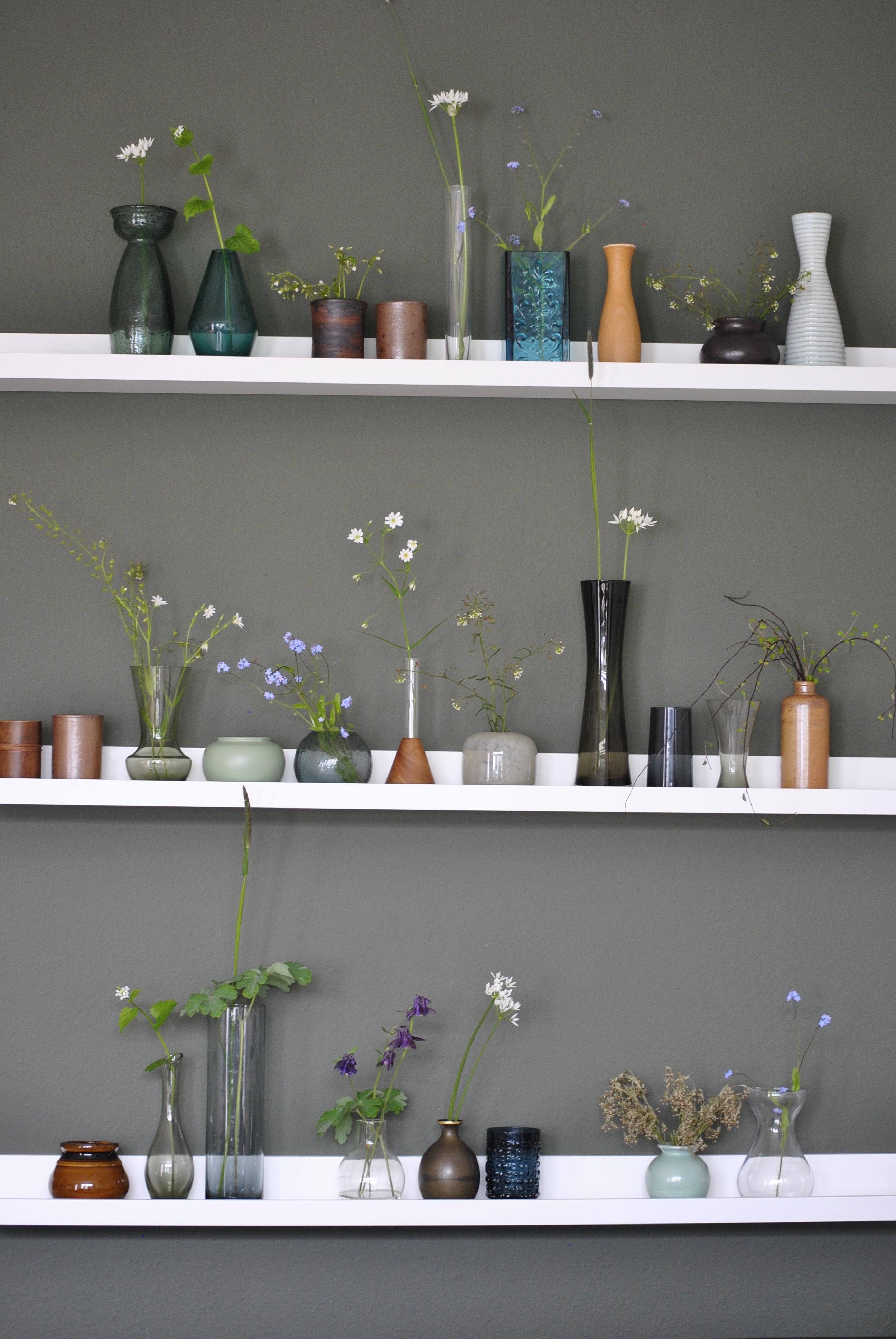 Eine wirklich kleine Sammlung von #vasen 😉 #bilderleiste #vasensammlung #wohnzimmer