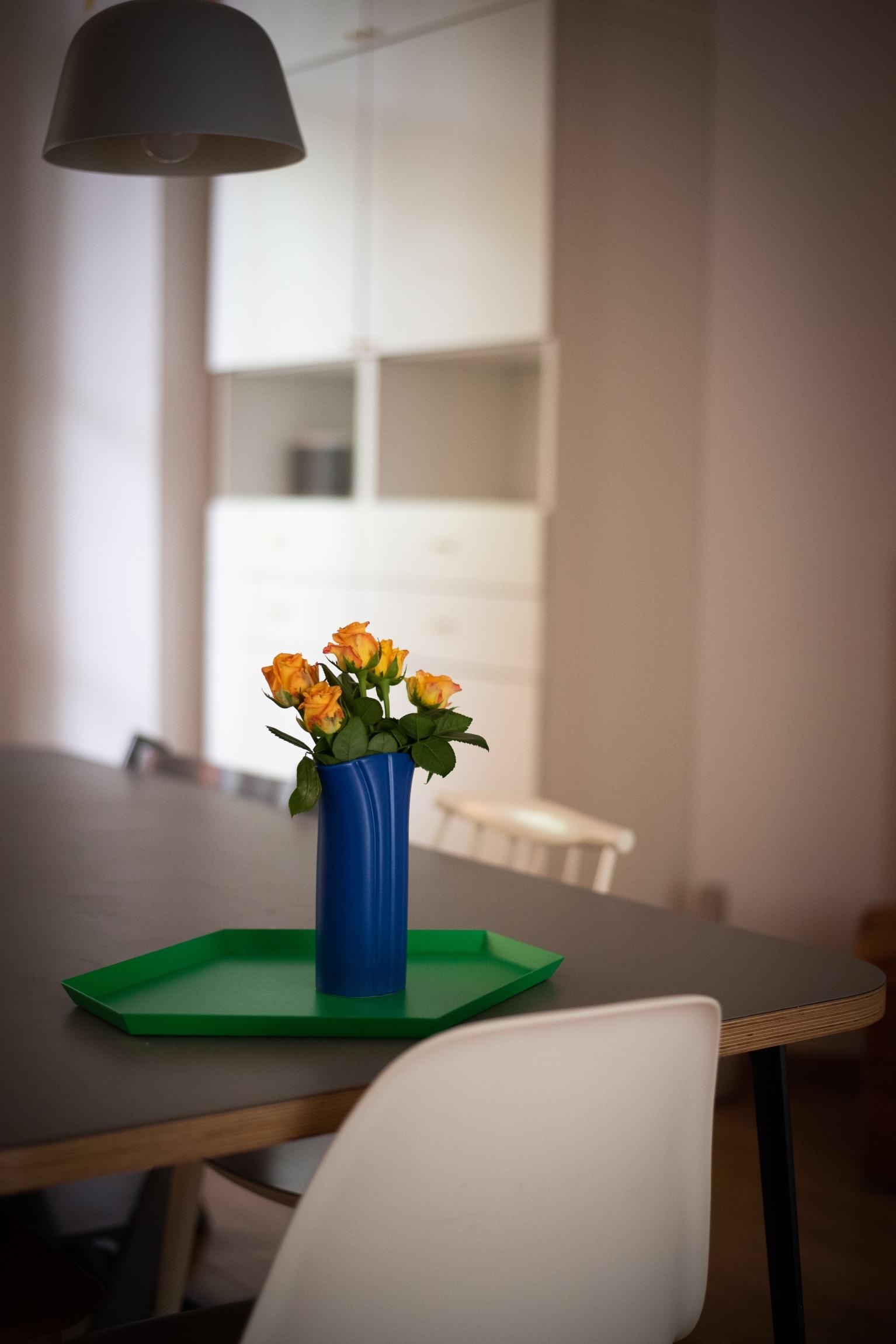 Einen bunten Gruß aus der Küche 💙💚🧡 #wohnküche #küchentisch #vasenmittwoch #interiorinspo #deko 