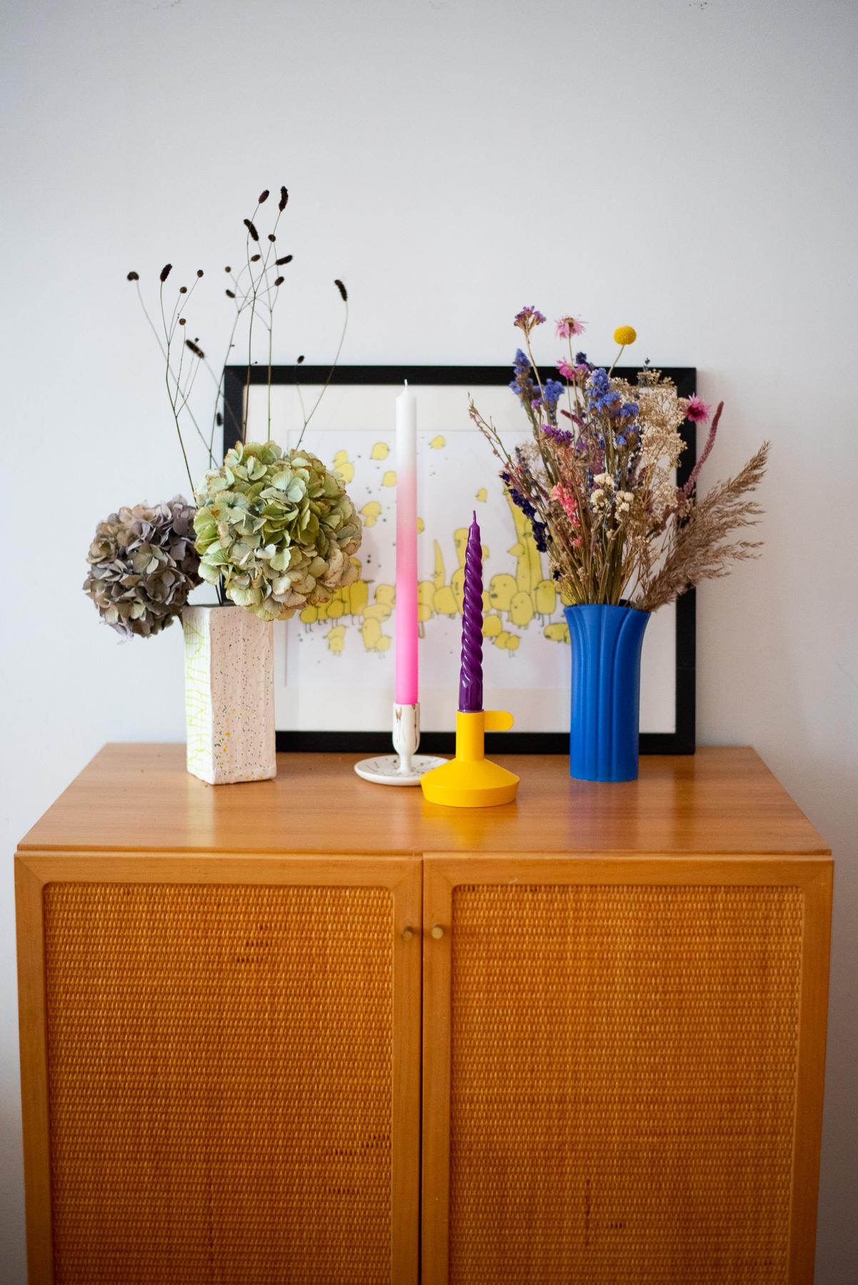 Einen farbenfrohen Wochenstart! #deko #vasen #trockenblumen #Decoinspo #colourful #interior #wohnzimmer #vintagekommode