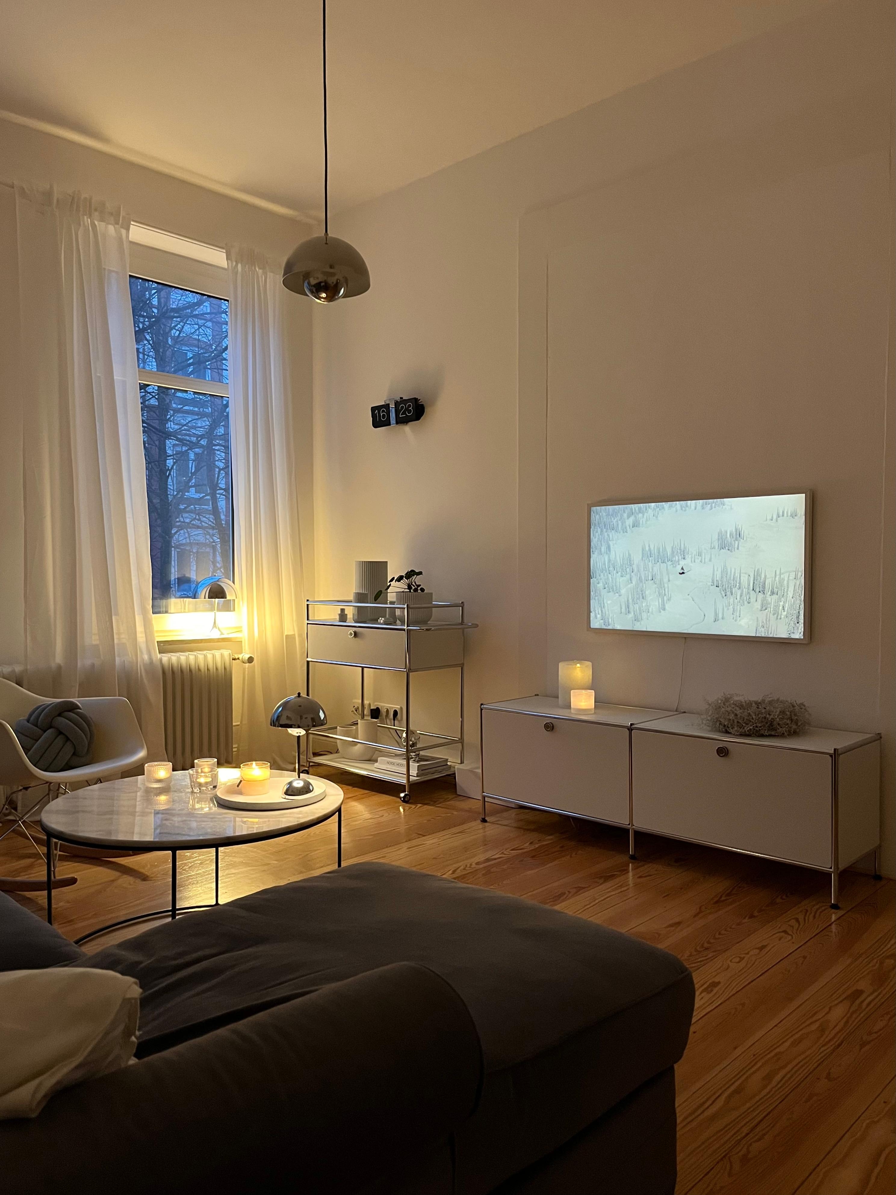 Einen gemütlichen Montagabend wünsche ich euch ✨ #wohnzimmer #dekoration #skandinavischwohnen #altbauwohnung 