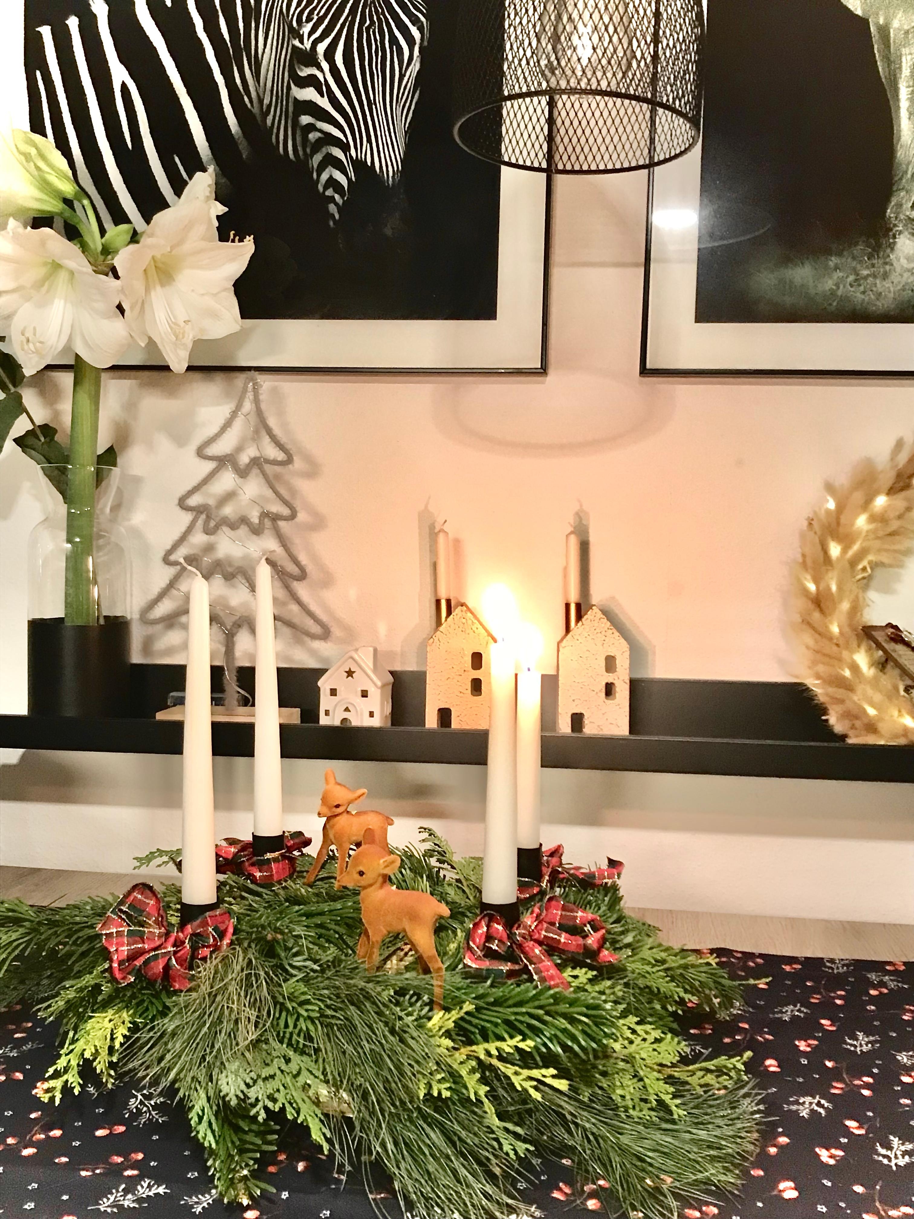 Einen schönen 2.Advent 🕯🕯
#kranz #advent #vorweihnachtszeit #xmasdeko #amaryllis #holzhaus #lichter #tischläufer 