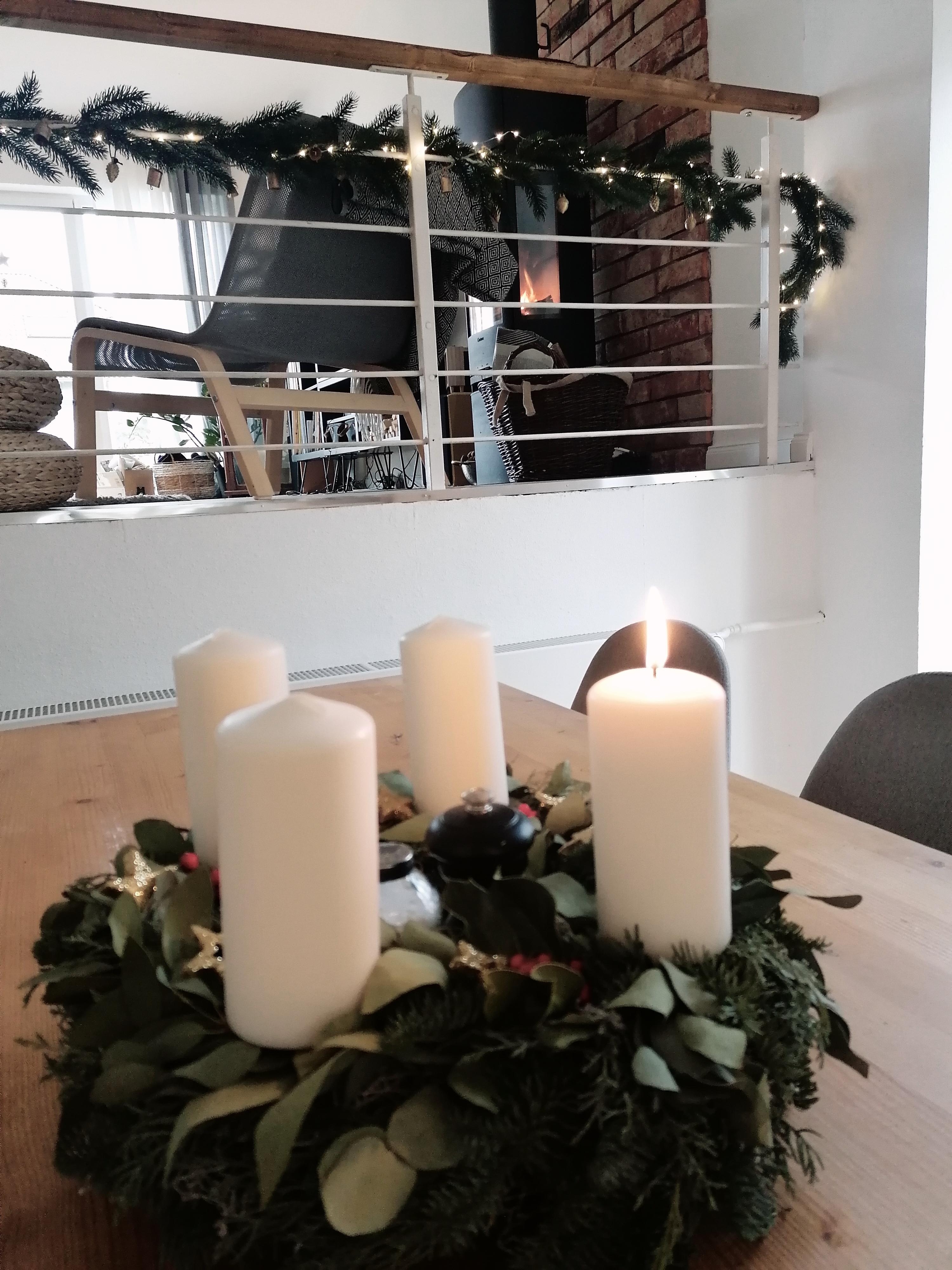 Einen schönen ersten Advent! #Scandikranz #Kamin #Tannengrün #dieerstekerzebrennt