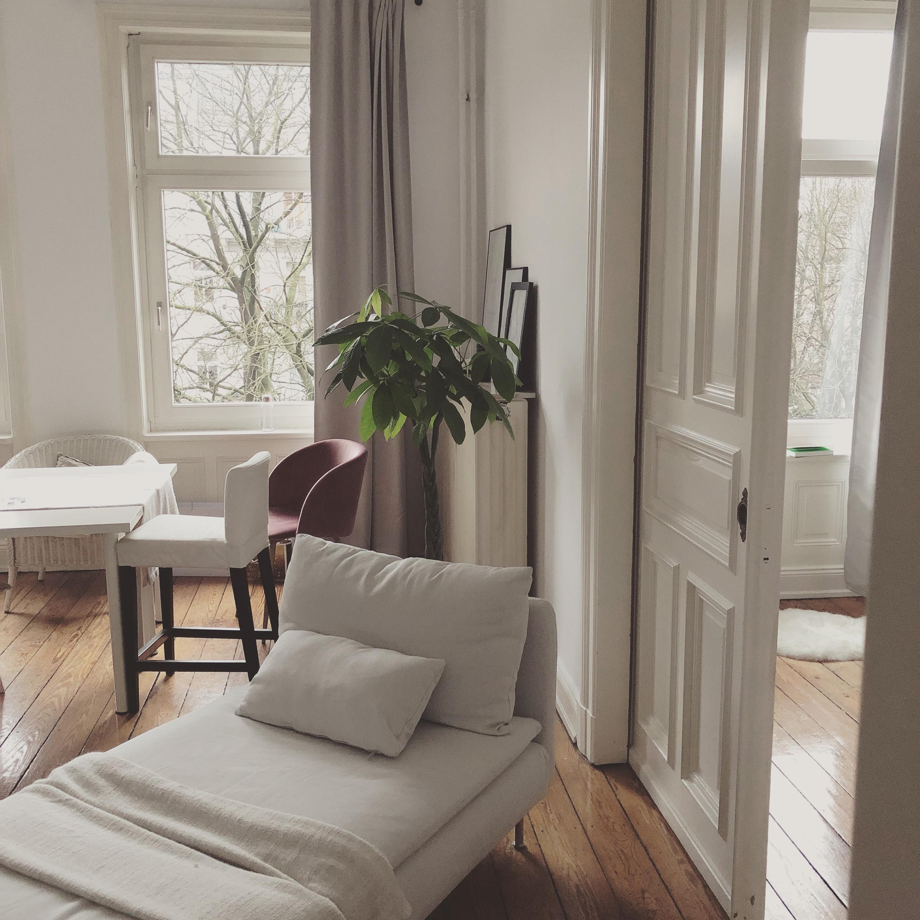 Einen schönen #freitag euch! Der letzte Wochentag startet mit einem Blick ins #wohnzimmer #home #living #couch #altbau