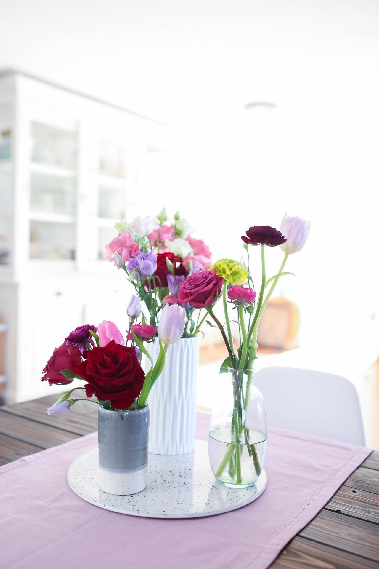 Einer der Pflanzentrends 2018 ist Romance 3.0 ! Ein Mix aus Vasen mit Blumen in rot & Rosa #blumen #vasen #stilmix