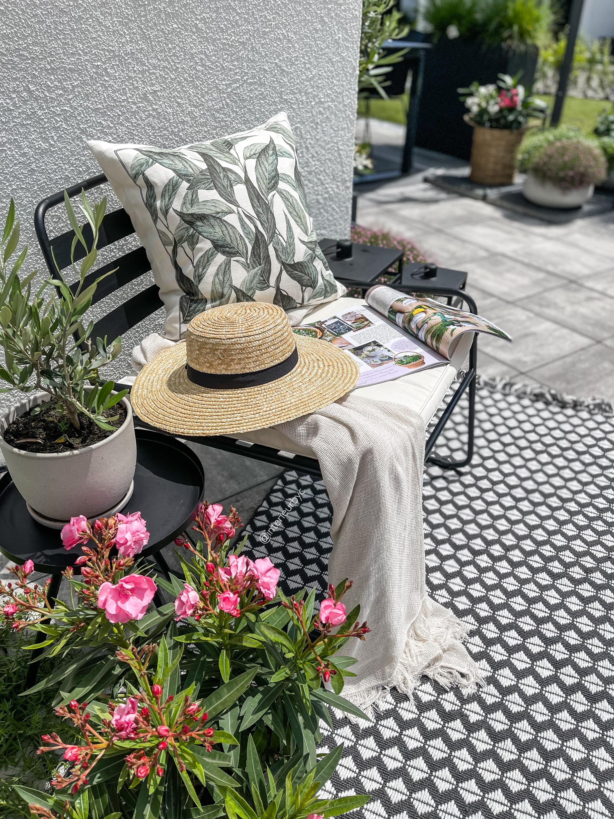 Einer meiner Lieblingsplätze 🤍! #outdoor #terrasse #lieblingsplatz #scandinaviandesign #loungesessel #cozy