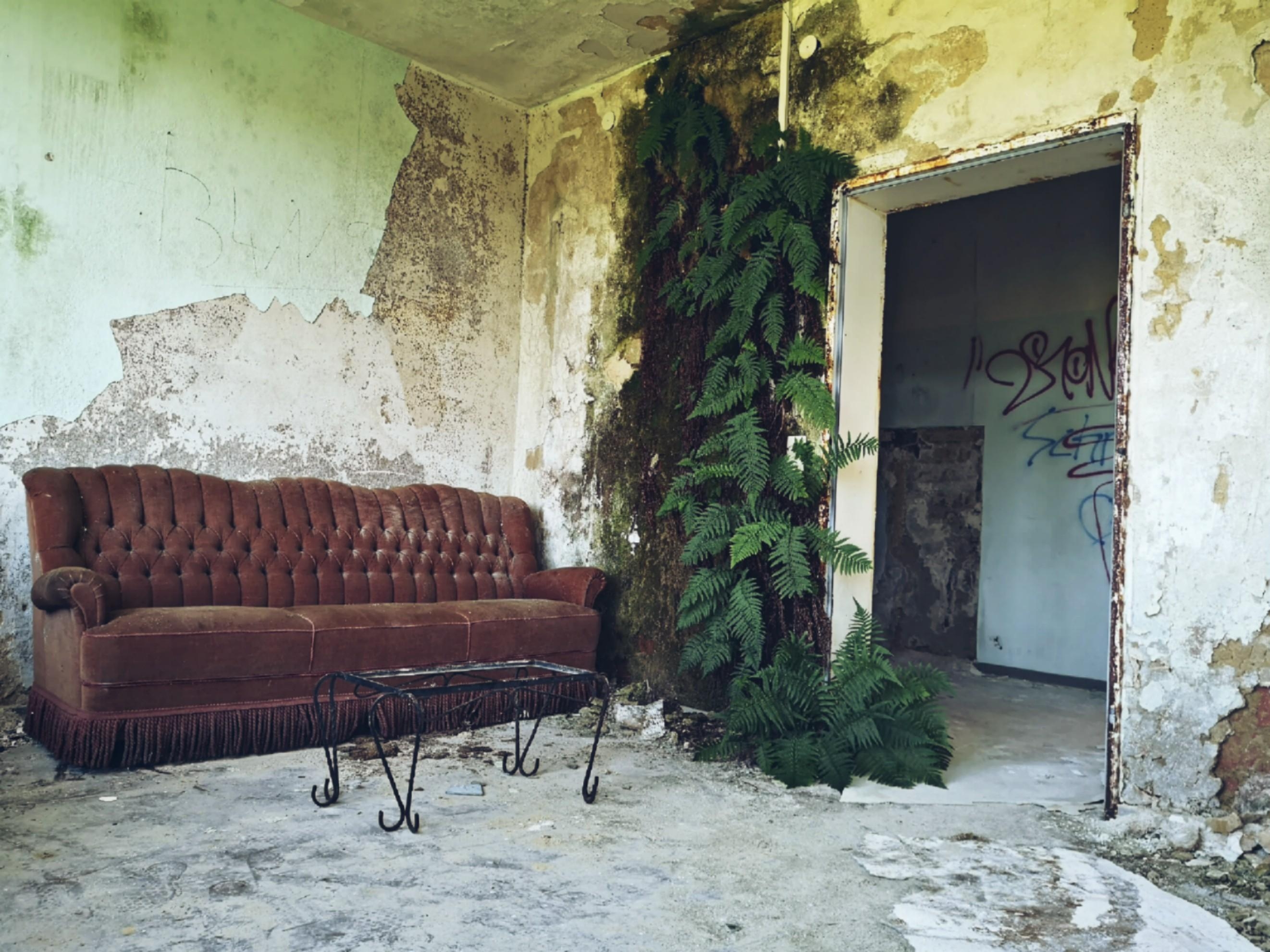 Eines meiner #Hobbys: Verlassene Orte erkunden und #fotografieren.
Der perfekte #Couchstyle 😉