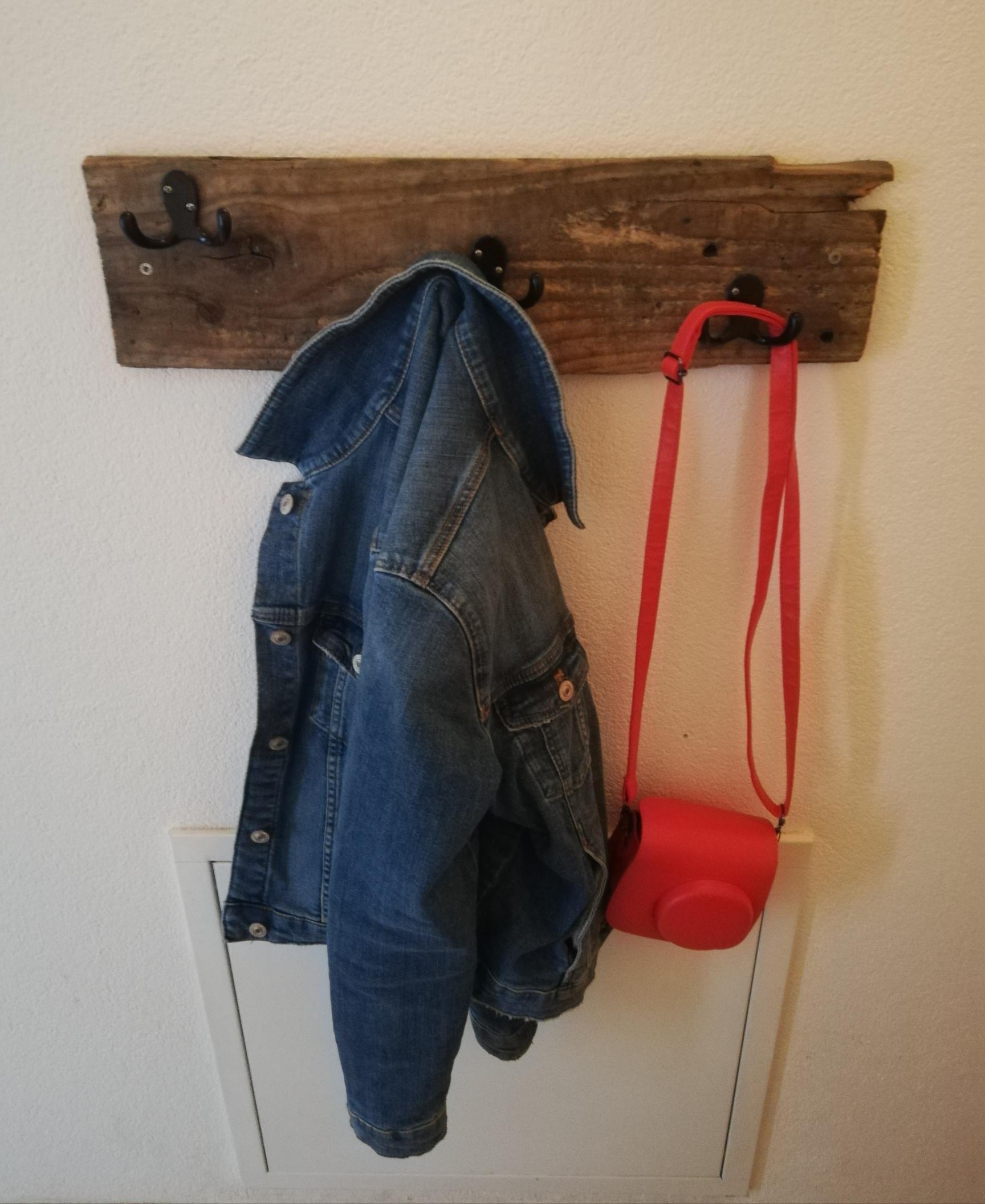 Einfach ein altes Holzbrett nehmen, ein paar Haken drauf und schon ist die Garderobe fertig😉
#garderobe#livingchallenge