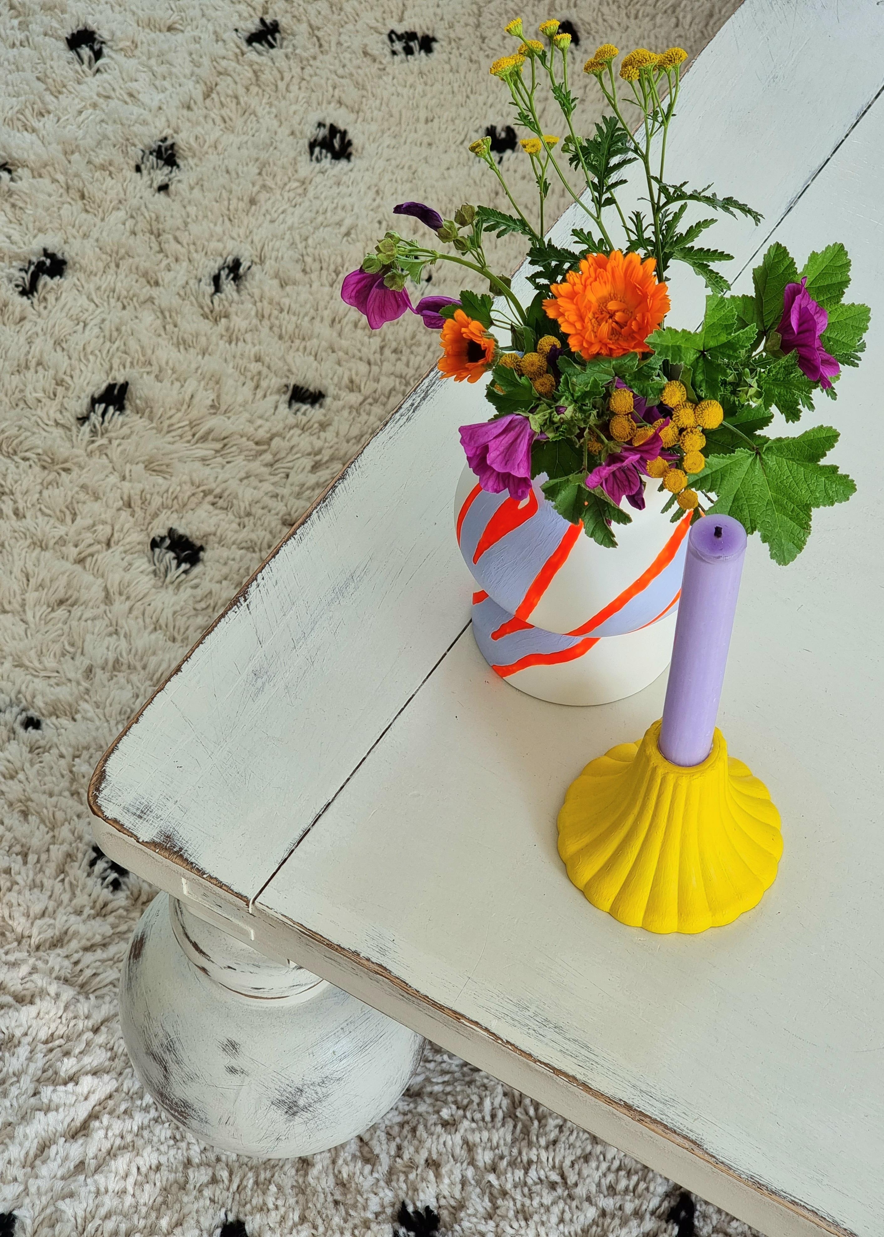 Einfach machen💜💛.. #Vase und #Kerzenhalter angemalt. #vintagefurniture #rug #myhomestyle #cozyhome #veryperi #bohemian