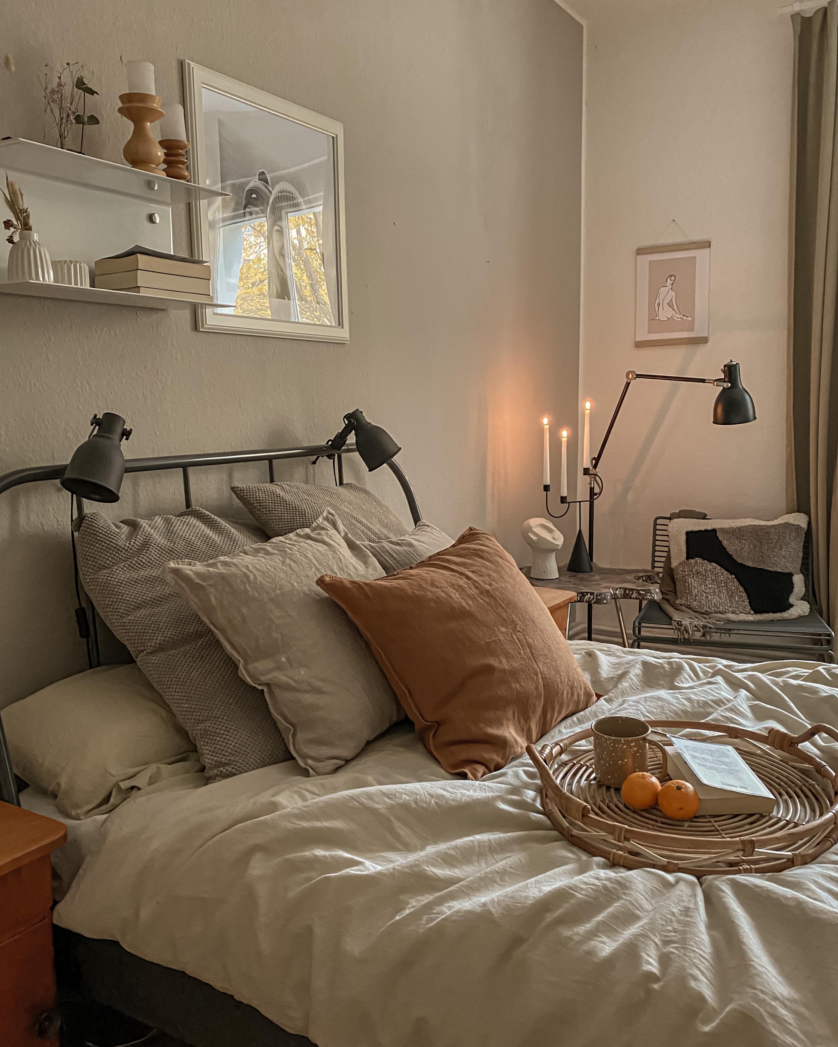 Einfach mal gemütlich machen mit einem guten Buch, Tee und Mandarinen!☕️🍊 #bedroom #schlafzimmer #bettwäsche #tee #kerzen