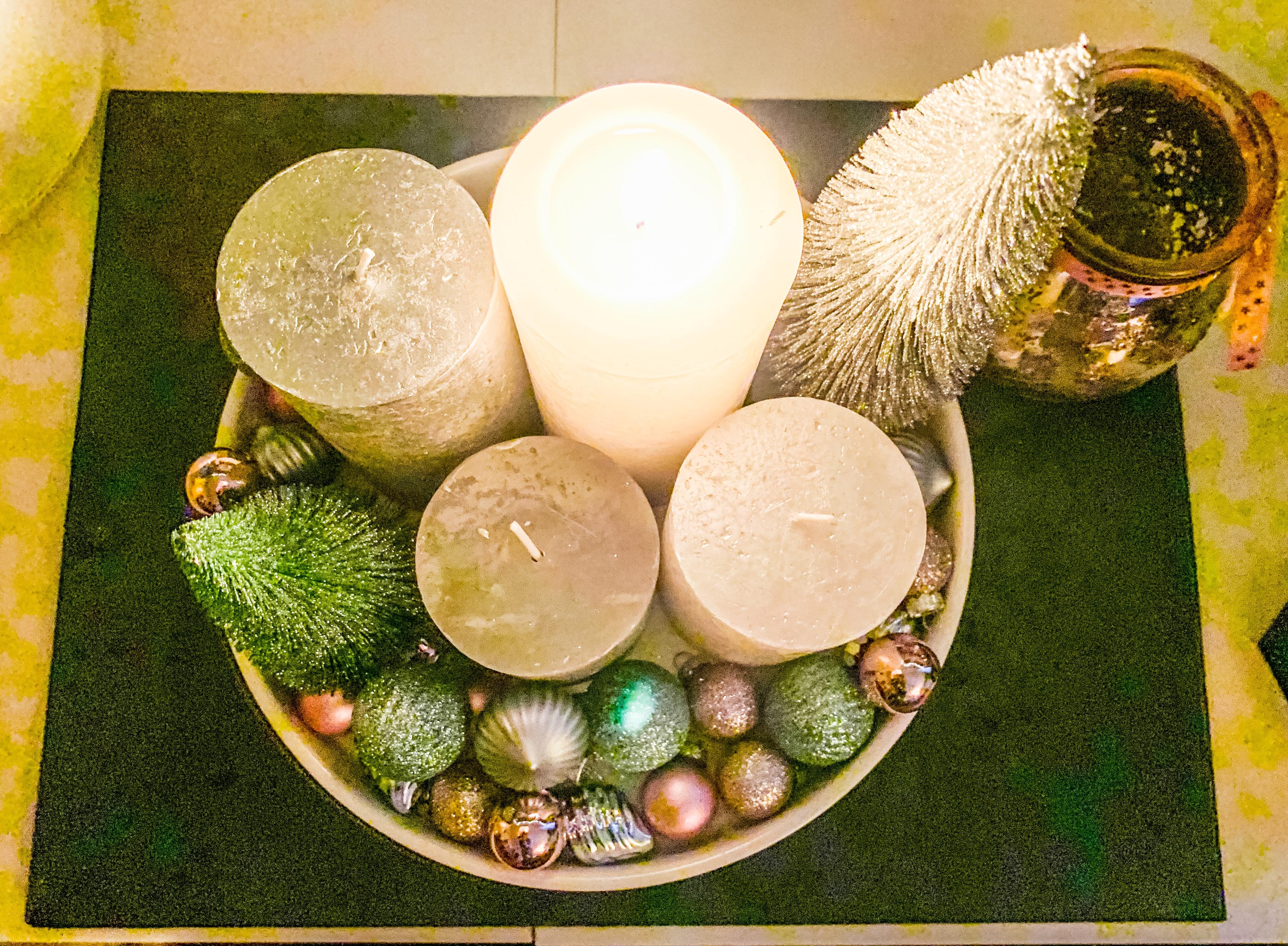Einfach und schick! Teller, 4 Kerzen, einige kleine Weihnachtskugeln, 2 Dekotannen und fertig. ☺️
#adventskranz 