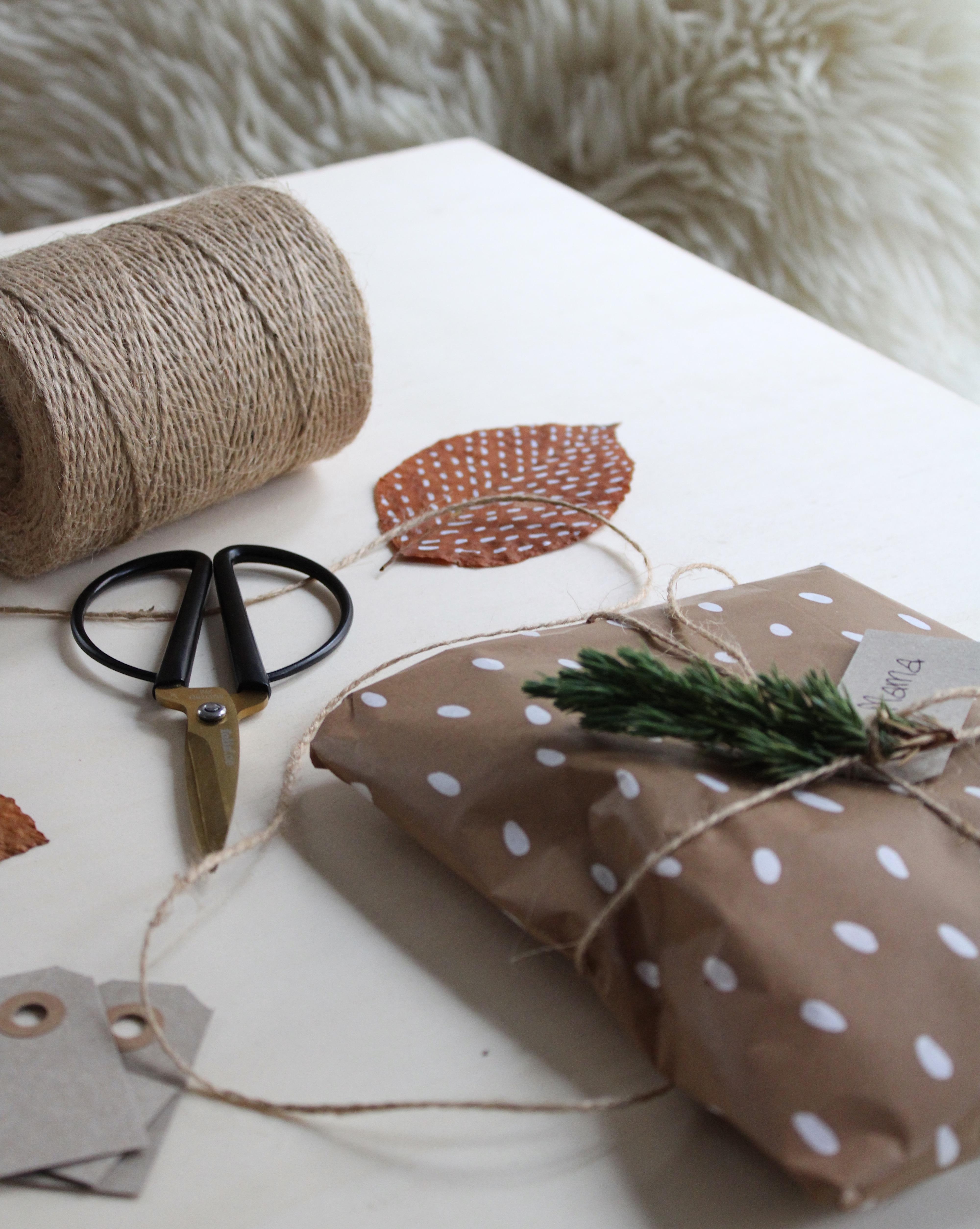 Einfache Geschenk-Verzierung mit getrockneten Blättern #diy #geschenkeverpacken #giftwrapping