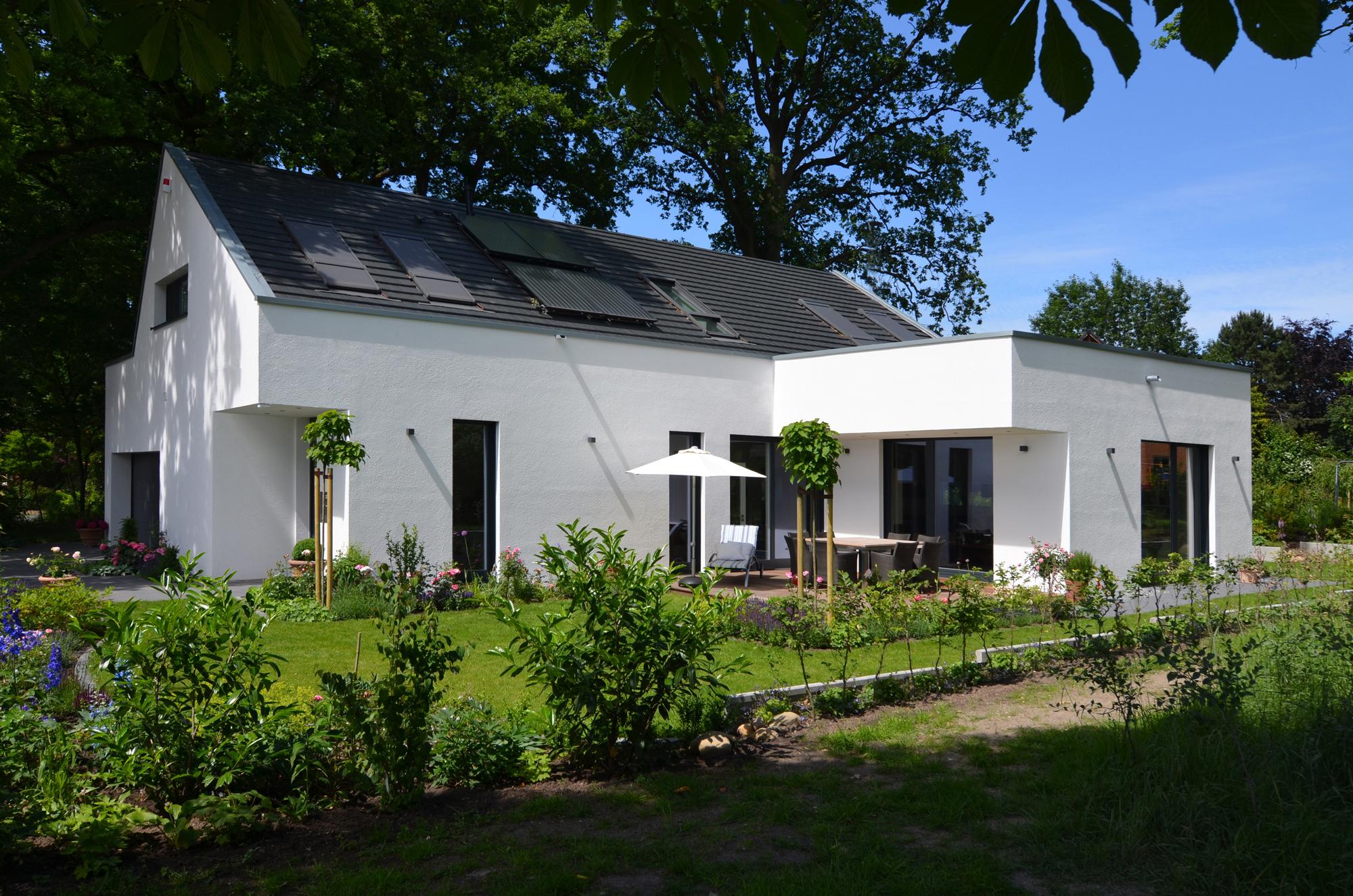 Einfamilienhaus im Grünen #vorgartengestaltung ©Frank Püffel