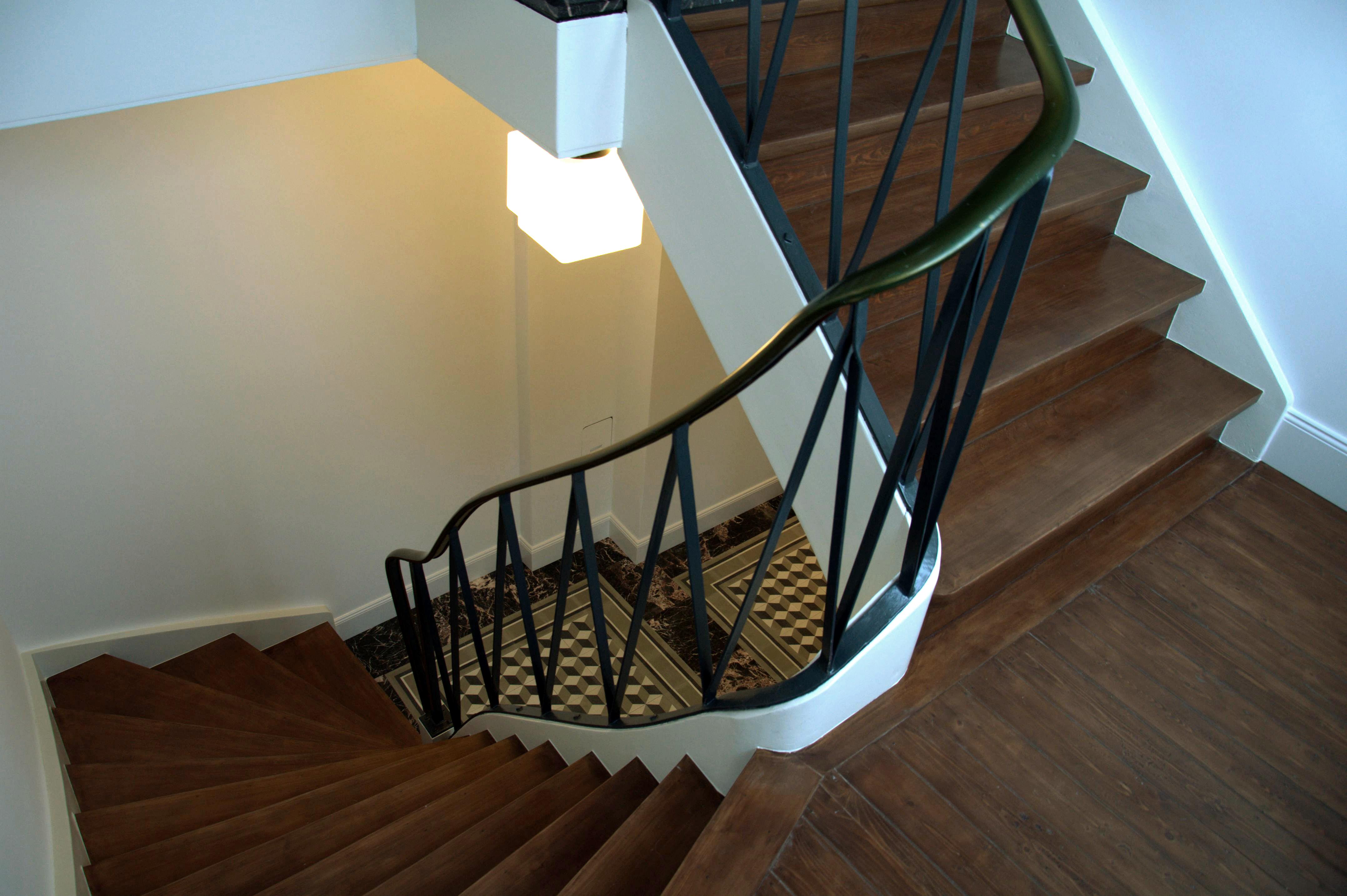 Eingang und Treppenhaus in Die Design Fabrik #treppenhaus #eingang #treppenbeleuchtung ©Tatjana Adelt