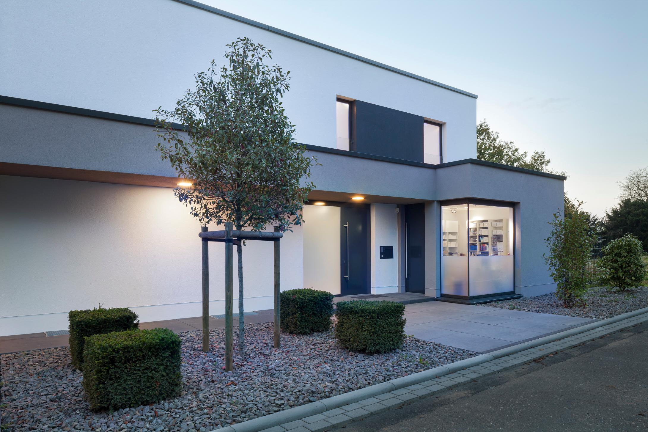 Eingangsbereich #bauhausstil #terrasse #minimalistisch #eingang #flachdach #garage #innenarchitektur ©Constantin Meyer Photographie