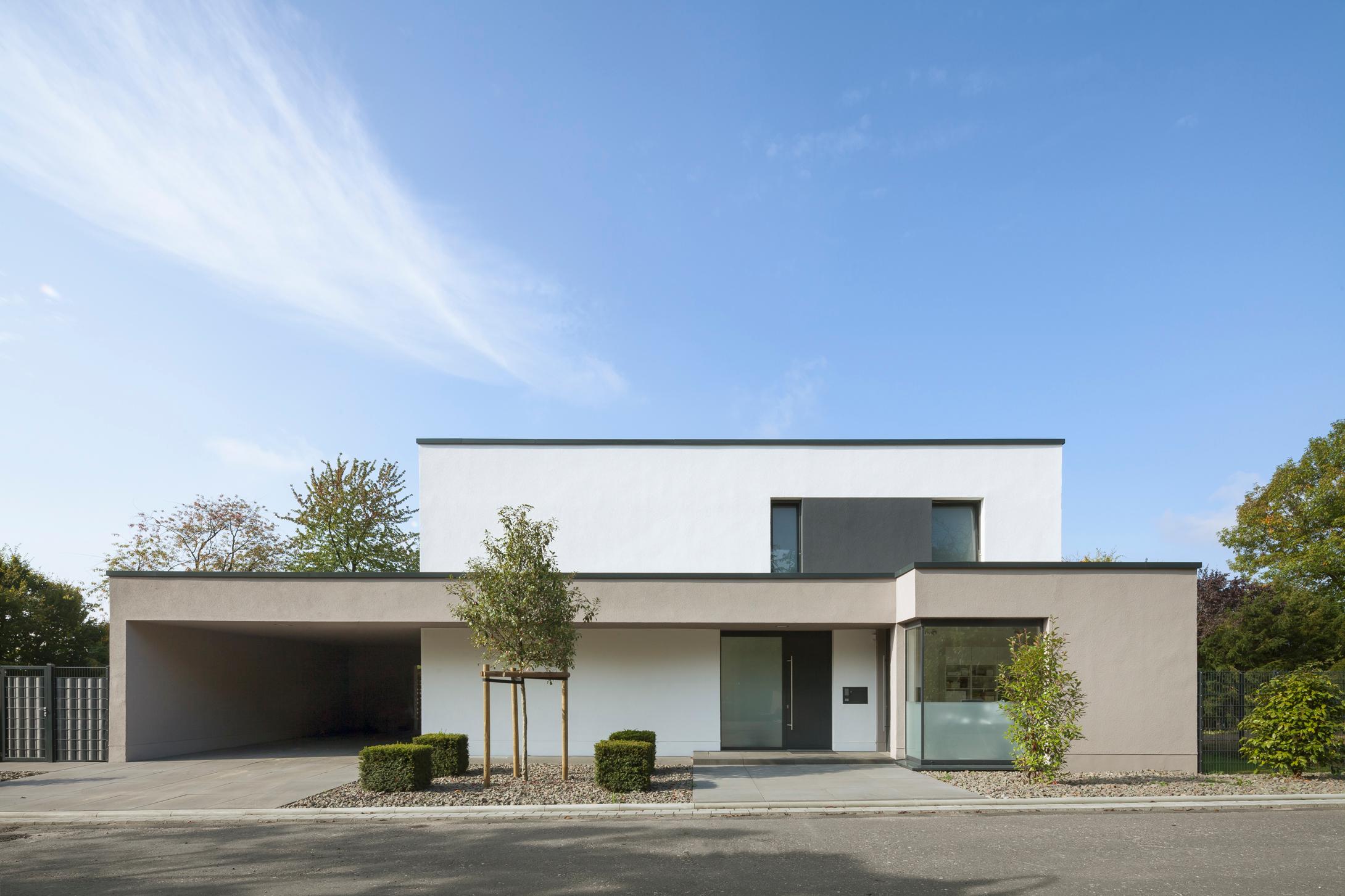 Eingangsbereich #bauhausstil #terrasse #minimalistisch #eingang #flachdach #garage #innenarchitektur ©Constantin Meyer Photographie