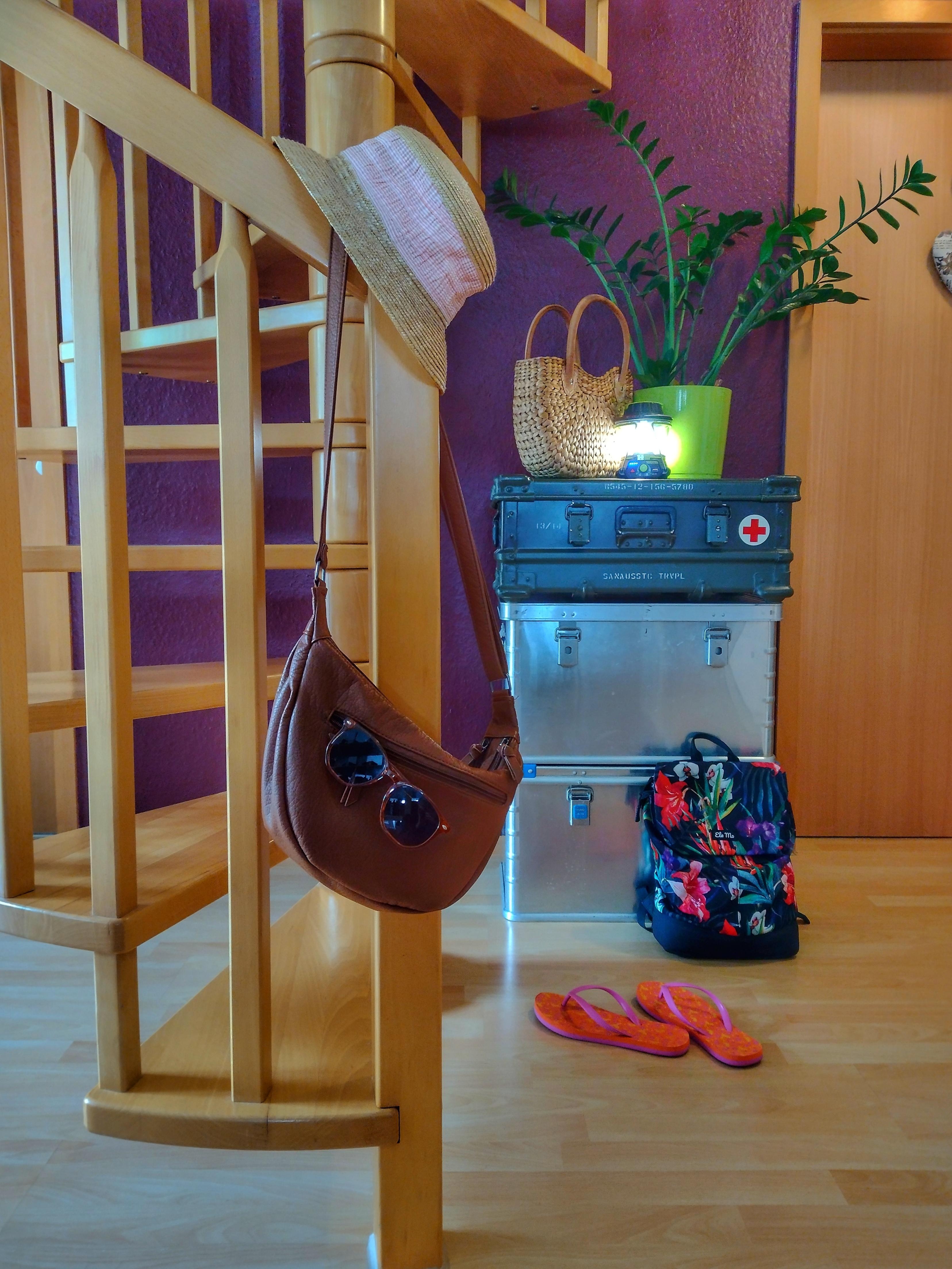 #eingangsbereich #wendeltreppe #holztreppe #details #bunt #lilawand