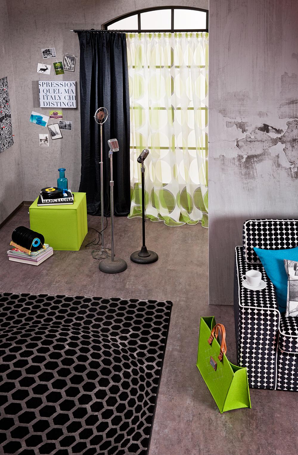 Eingerichtet in modernem grün-schwarz Stil #hocker #teppich #stehlampe #sofa #schwarzweißessofa ©SÜDBUND eG