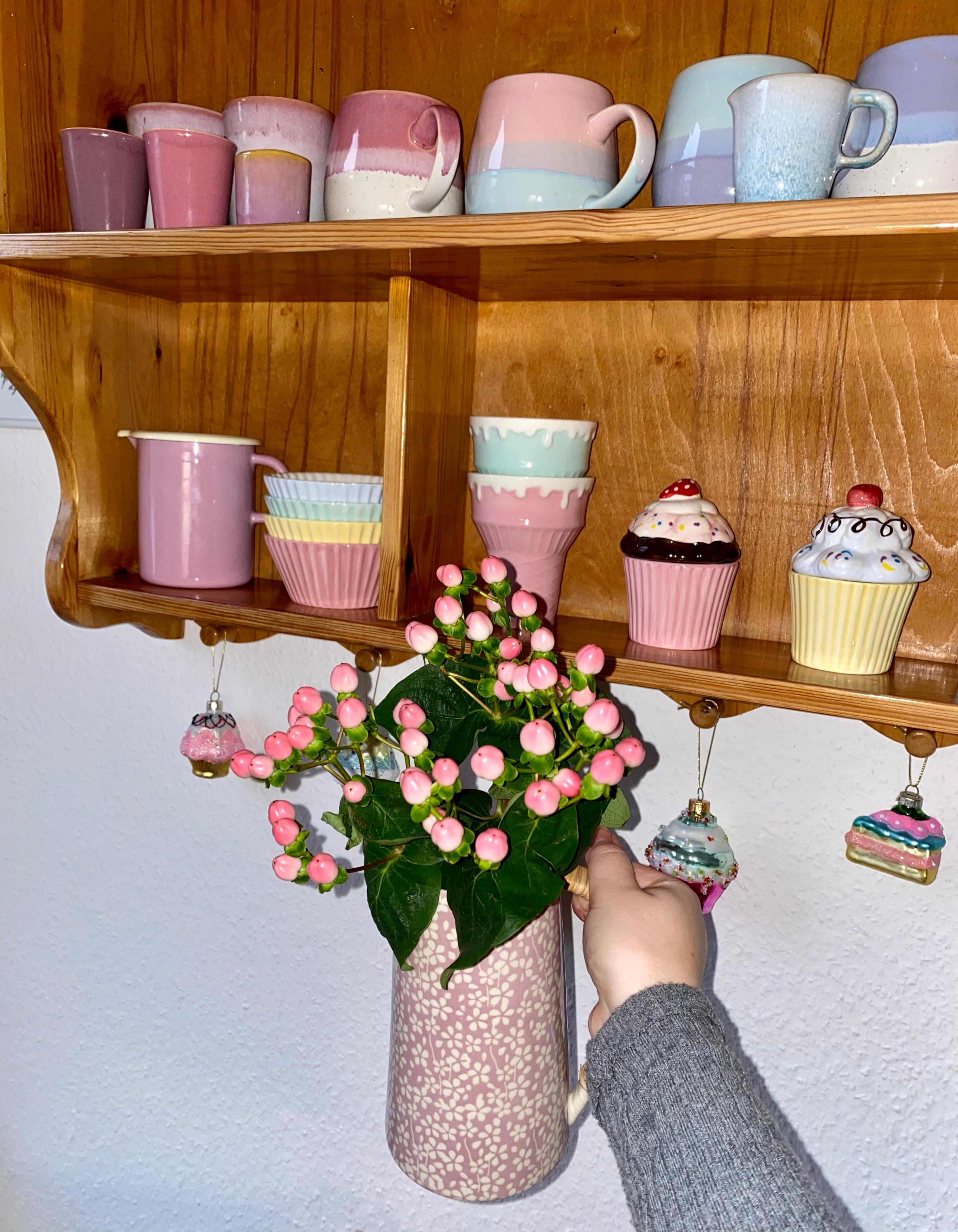 Einmal alles in #rosa bitte! 
#bunt #pastell #küchenregal #happyhome #tassen #candycolors #blumen #deko #colorful 