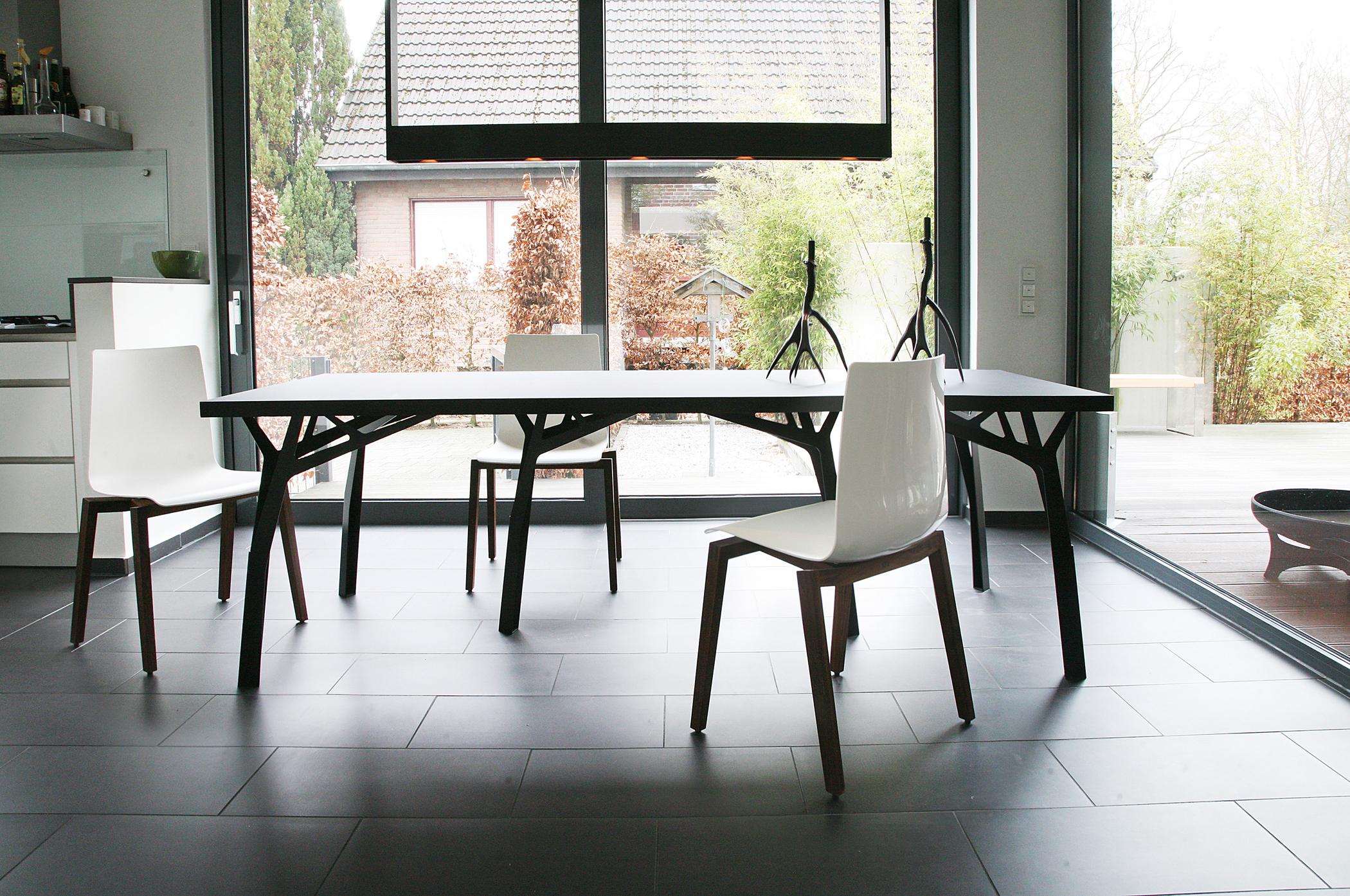 Einrichten in Schwarz-Weiß #küche #esstisch #weißerstuhl #esszimmereinrichtung ©KFF