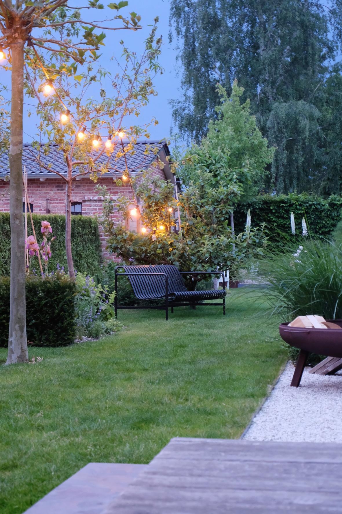 eins hätte ich noch; Abendstimmung im #garten #gartenbank #blumen #terrasse #lichterkette