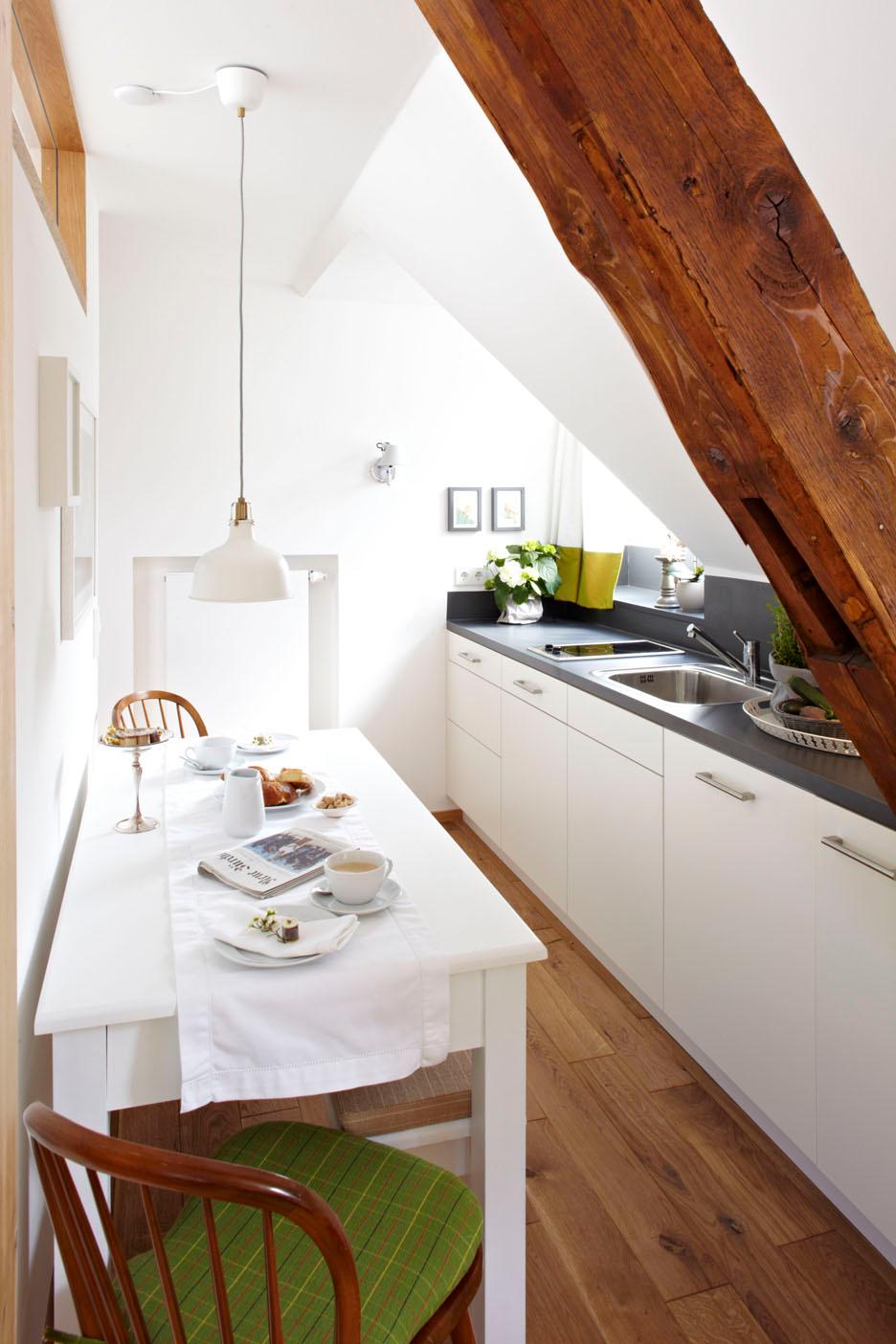 Elegante Küchenzeile #sitzkissen #hängeleuchte #tisch #miniküche ©Christian Burmester/Michael König
