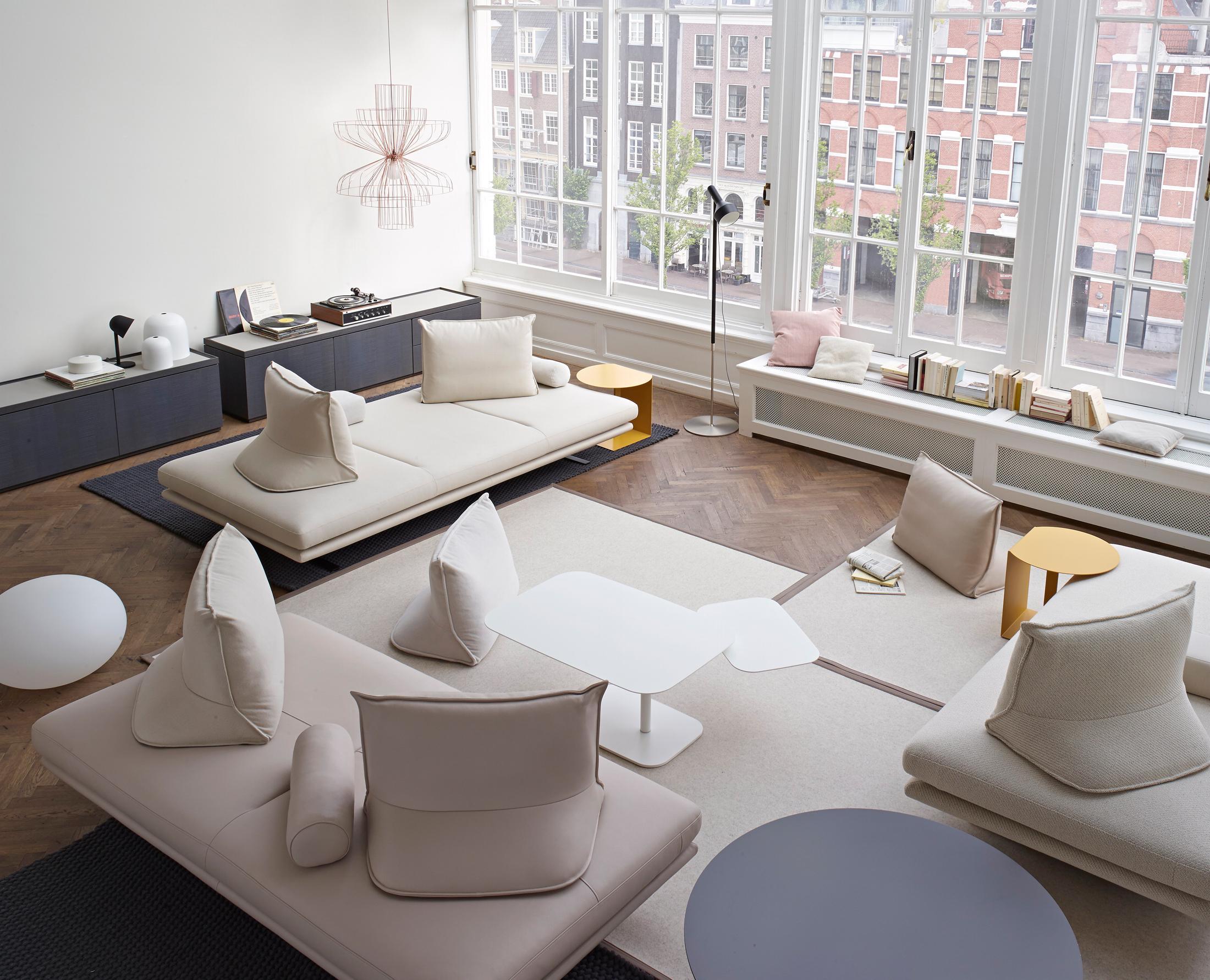 Elegante Sofalandschaft im Wohnzimmer #wohnzimmer #sofalandschaft #weißeswohnzimmer #beigefarbeneswohnzimmer #newyorkstyle ©Ligne Roset