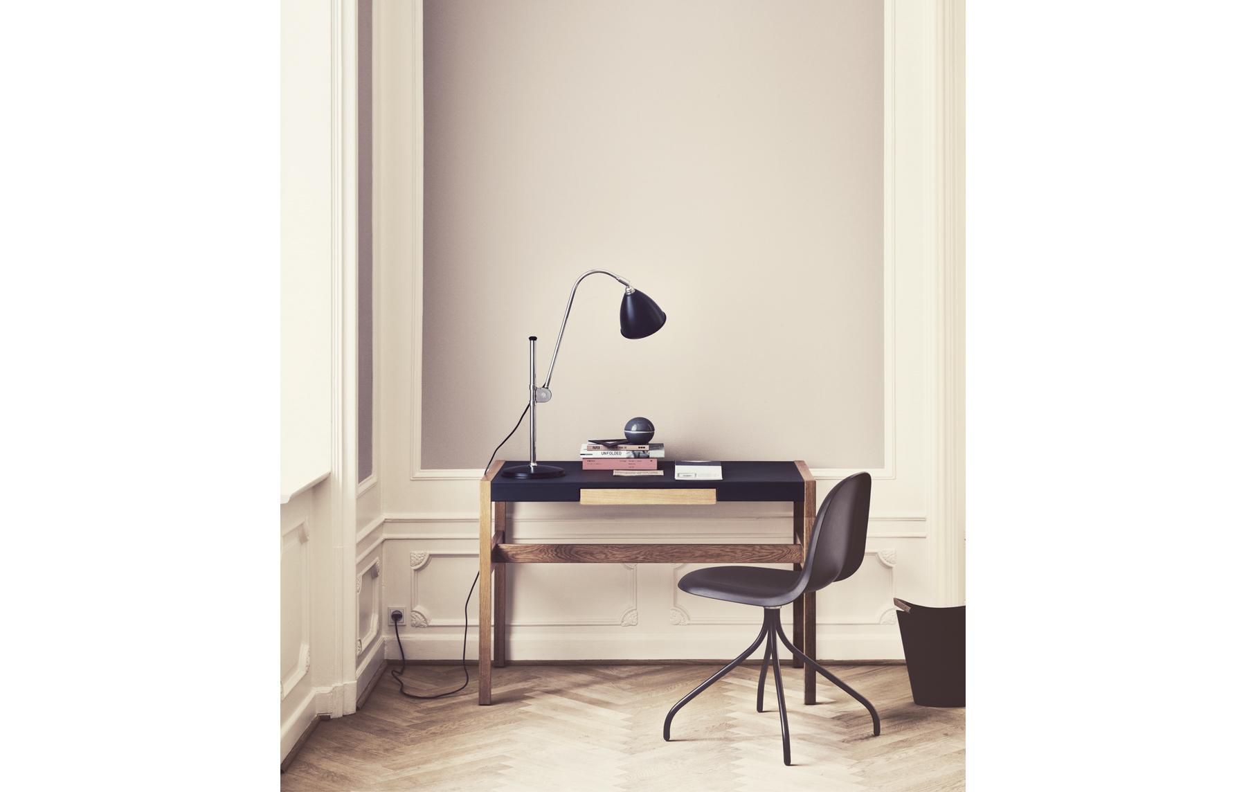 Eleganter Drehstuhl im modernen Arbeitsbereich #schreibtisch #schwarzerschreibtisch ©Gubi