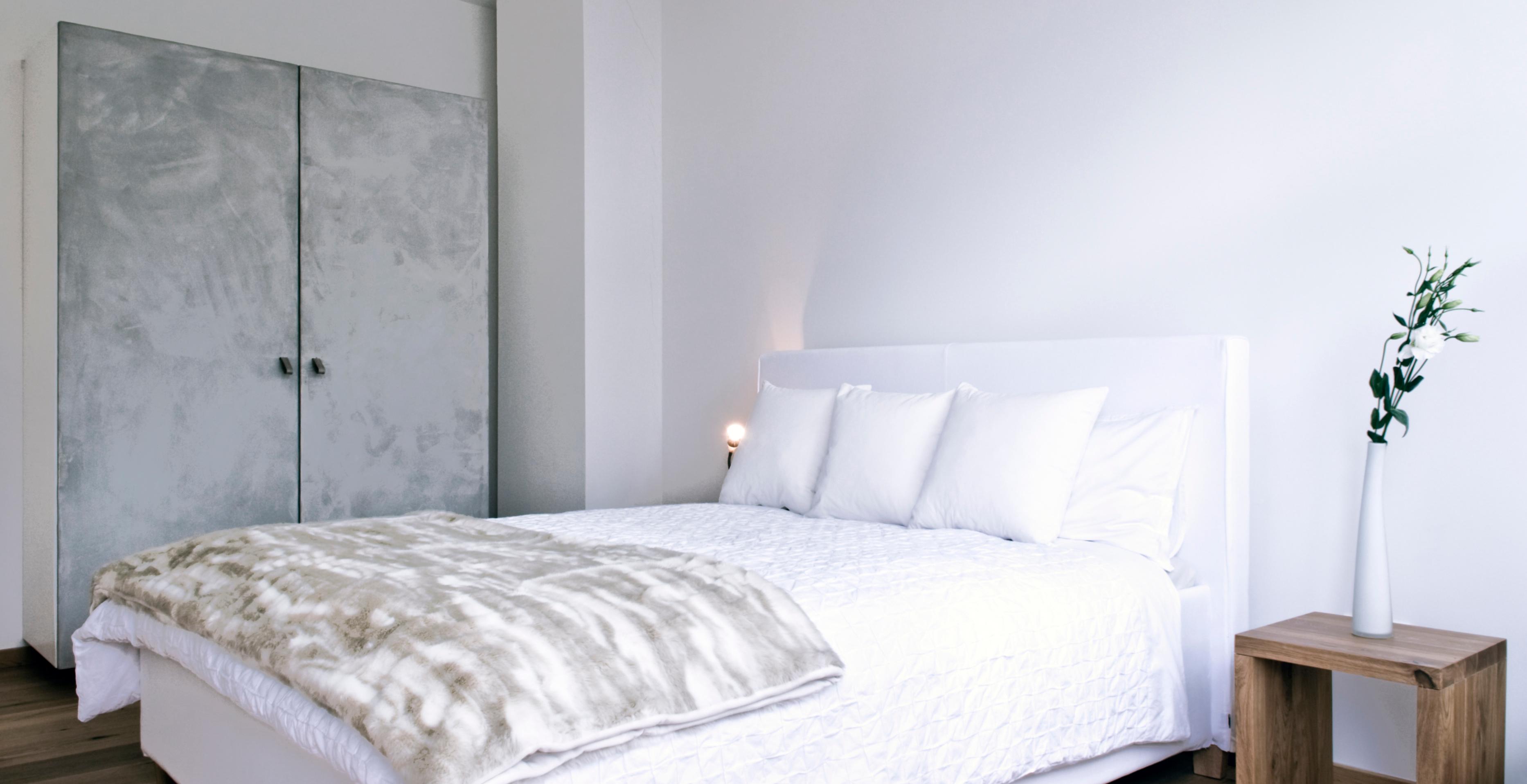 Elegantes Schlafzimmer in Weiß #nachttisch ©Michael Pfeiffer Fotografie