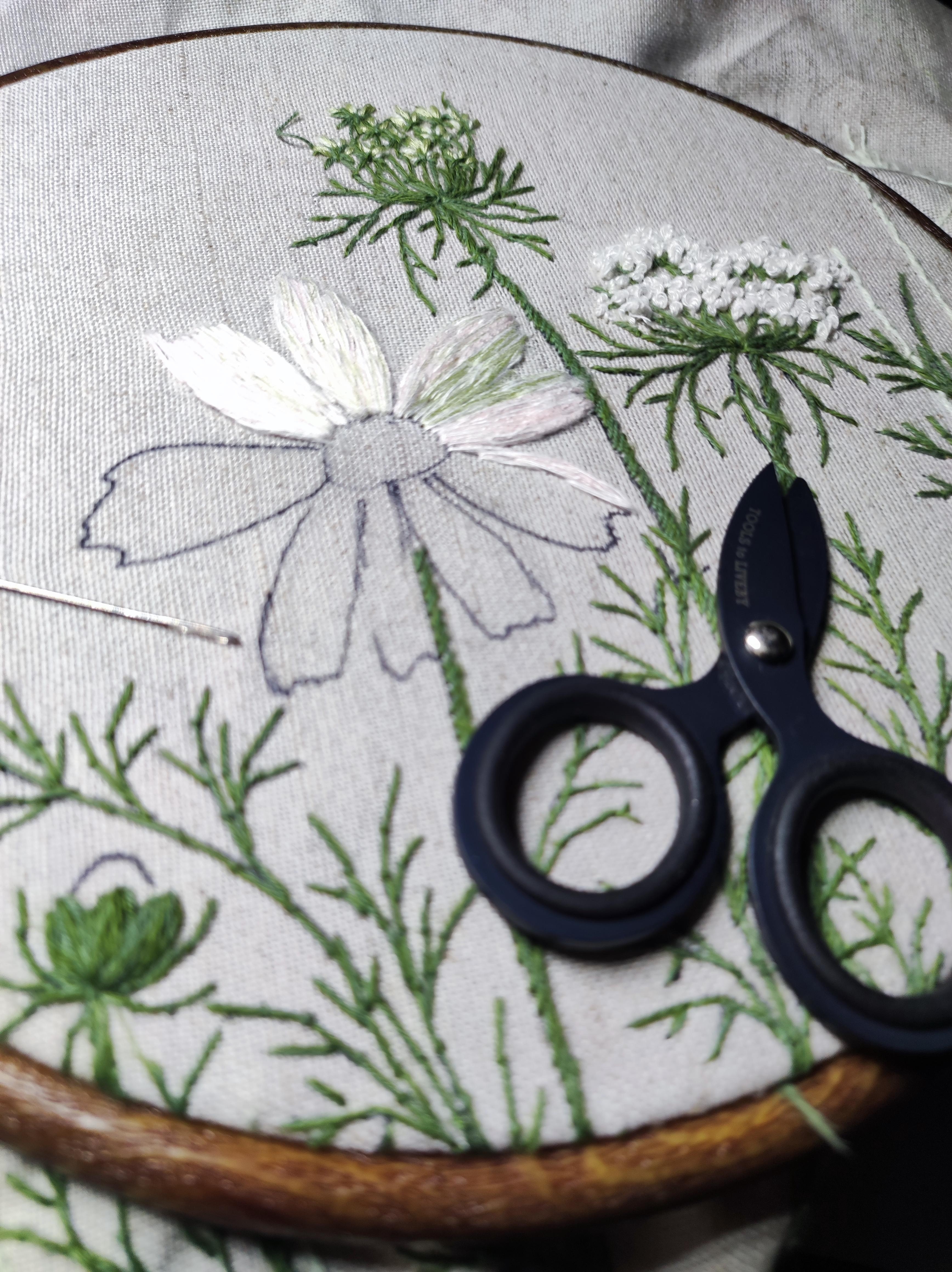 Embroidery in progress, es wird ein rundes Kissen 🌿🔆🌱🫶
#handembroidery #leinenkissen #stickenistmeinyoga ....