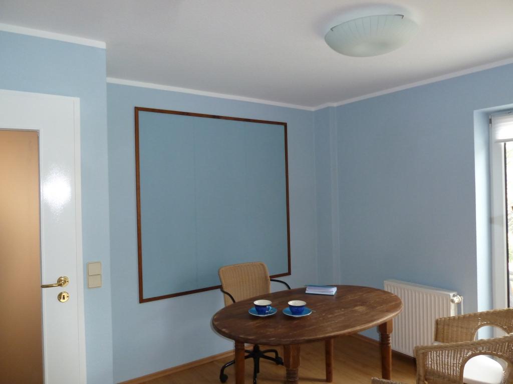 Empfangsbereich / Büro #holztisch #wandfarbe #blauewandfarbe ©FENG SHUI & LIVING