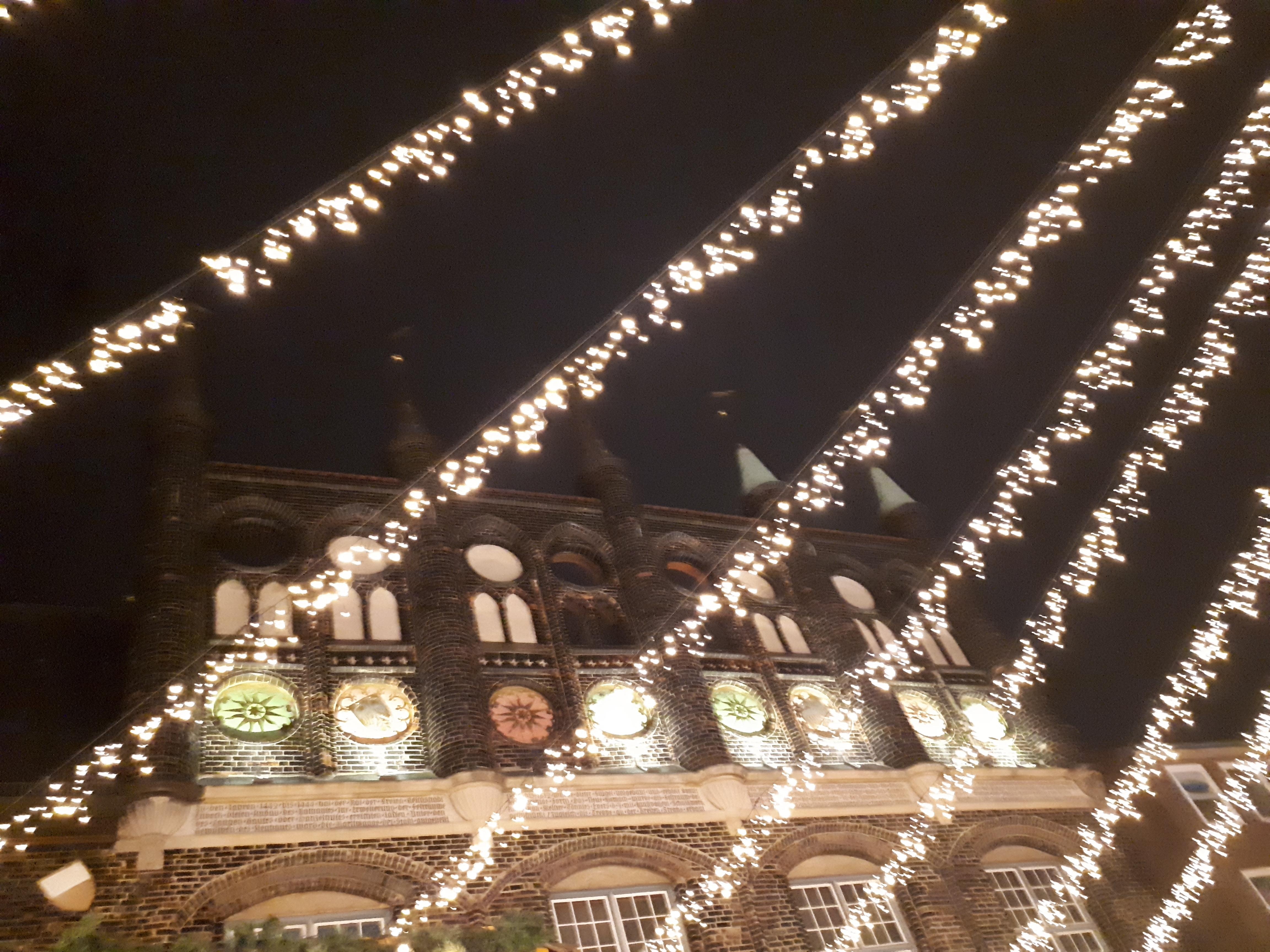 Empfehlenswerte Hansestadt mit viel Charme ❤
#weihnachtsmarkt #lübeck #historischealtstadt 