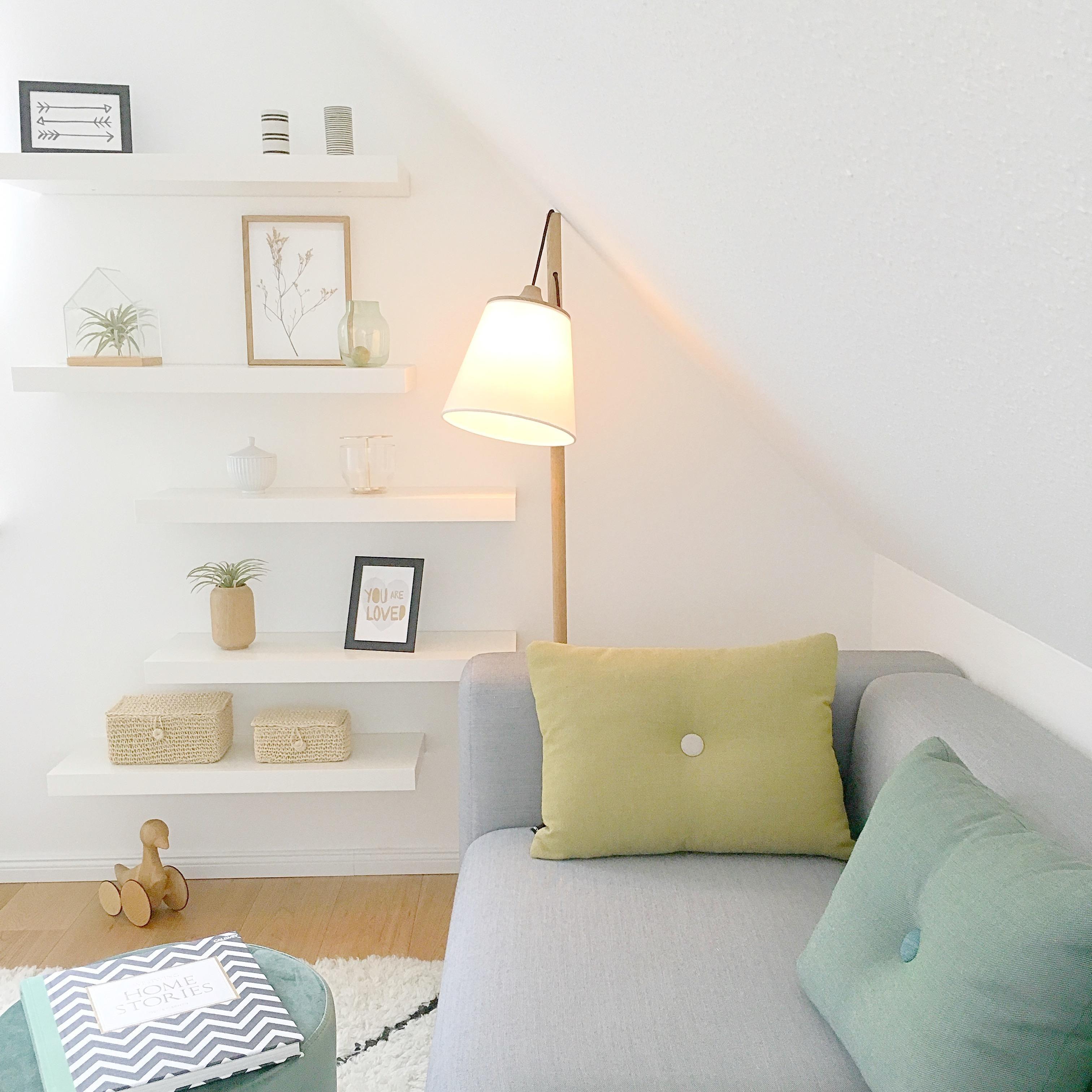 Endlich eine Lösung für die Wand im Gästezimmer gefunden •••••weiße Regale #Skandinavisch #Living #Wohnen #Gästezimmer #
