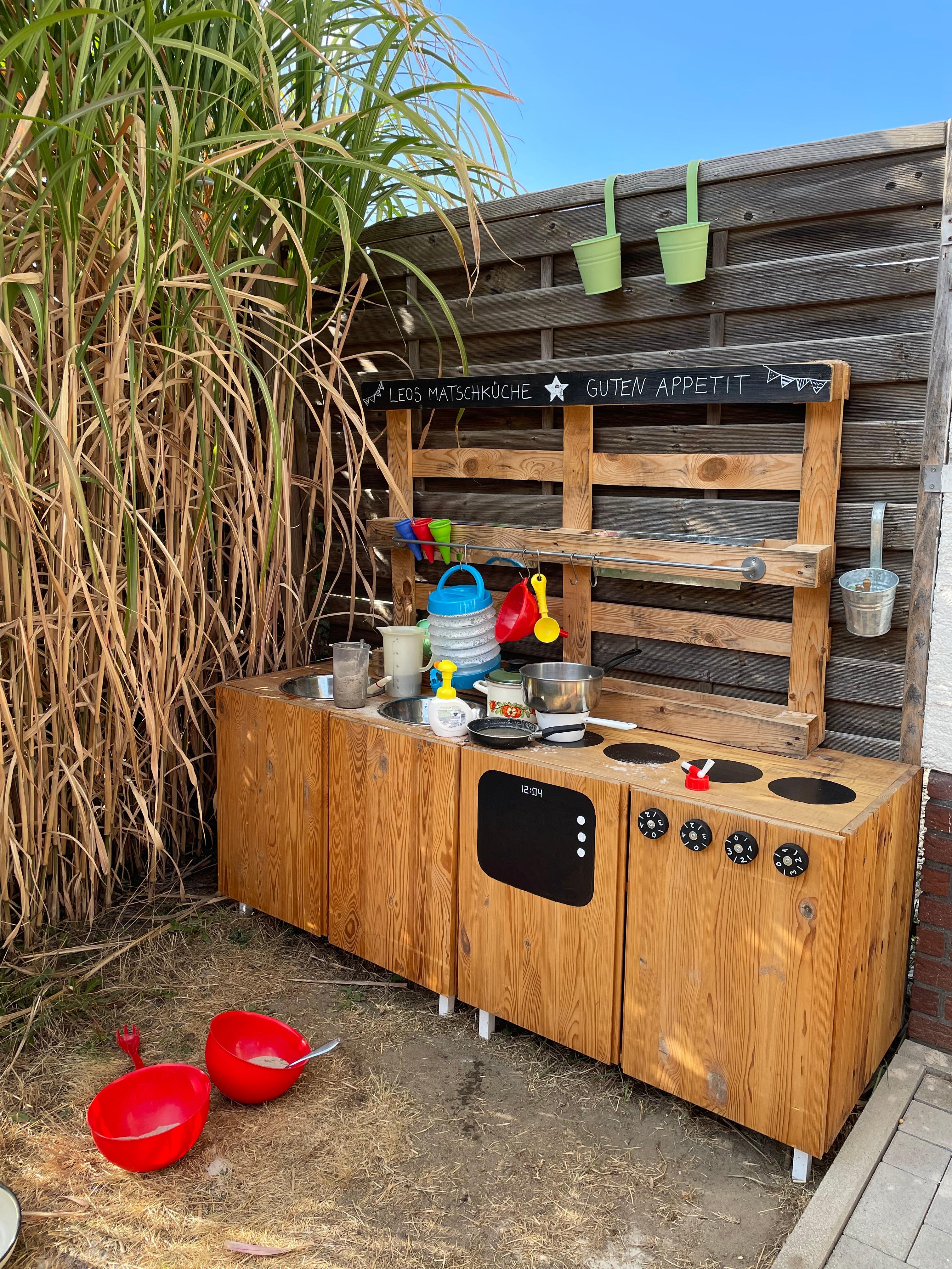 Endlich fertig: Unsere DIY Matschküche 
#diy #matschküche #outdoor #kinder #spielküche 