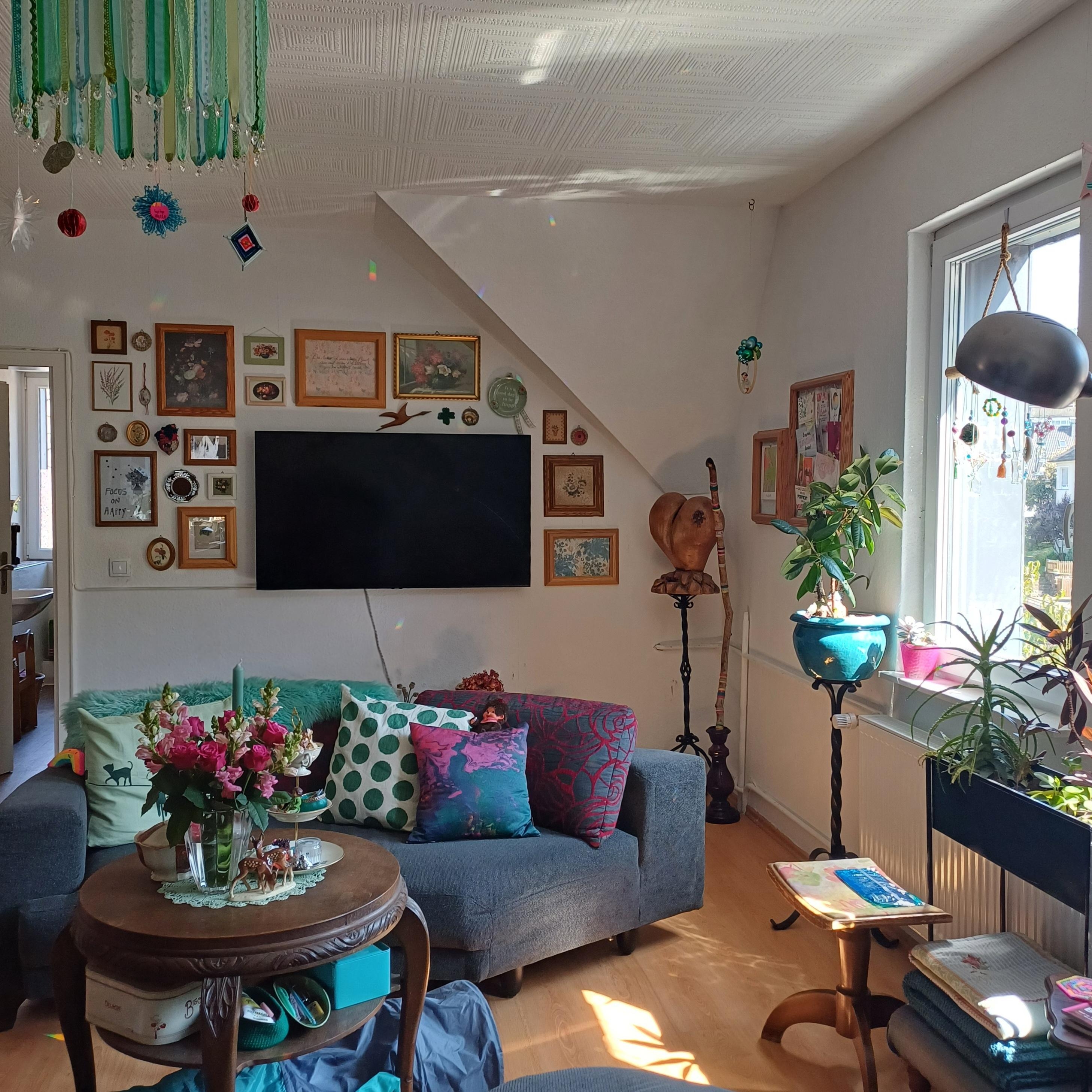 endlich hängt der #Fernseher und die #Blumenbilder sind neu angeordnet.. fehlt nur noch ein #Regal für drunter, so ist es ein bißchen kahl.. #Wohnzimmer #Bilderwand #bunt