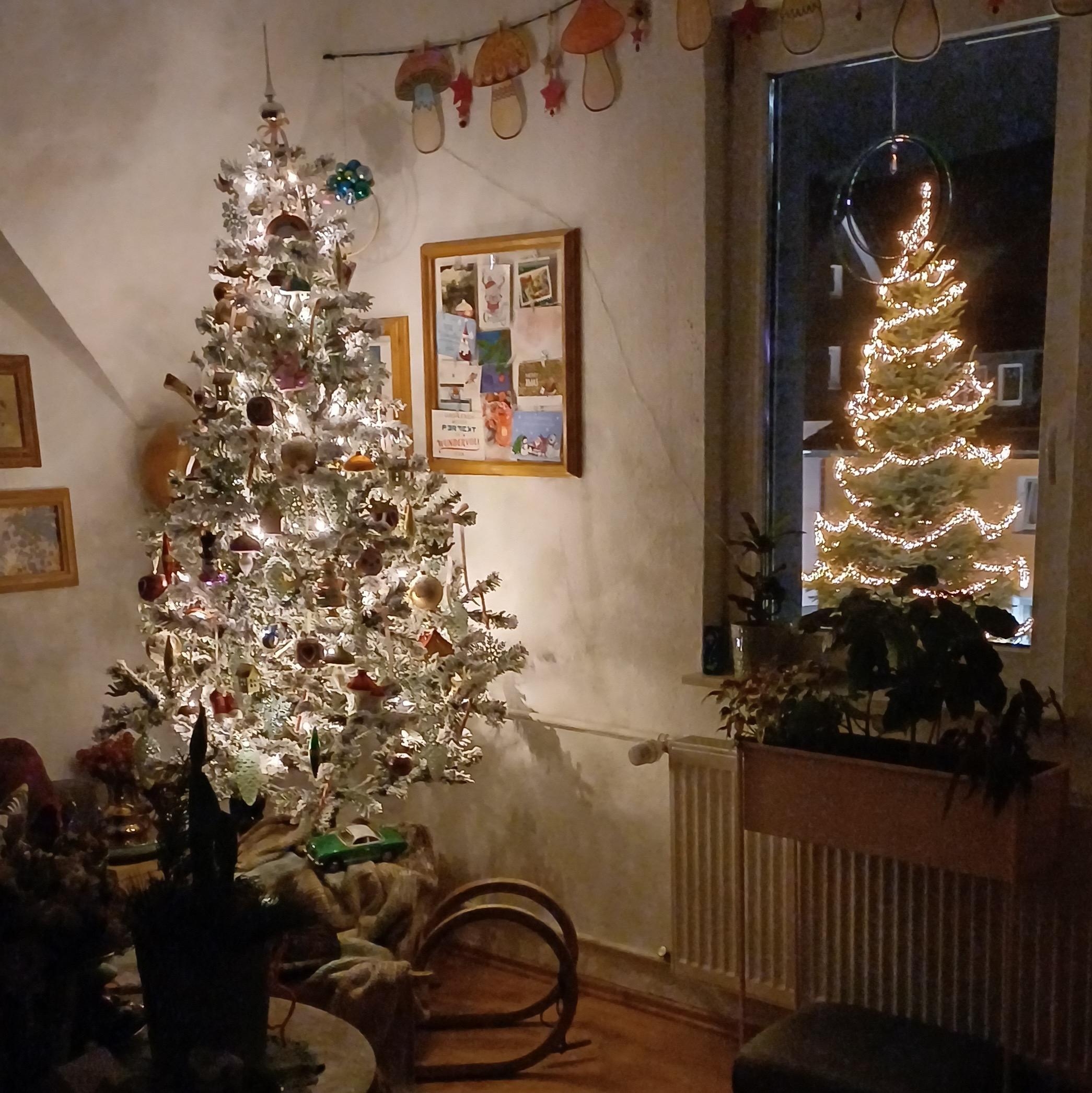 ..endlich ist der #Weihnachtsbaum #geschmückt 🎄💫 ..drei Wochen stand er schon hier rum und hat auf seine #Deko gewartet ✨️ 