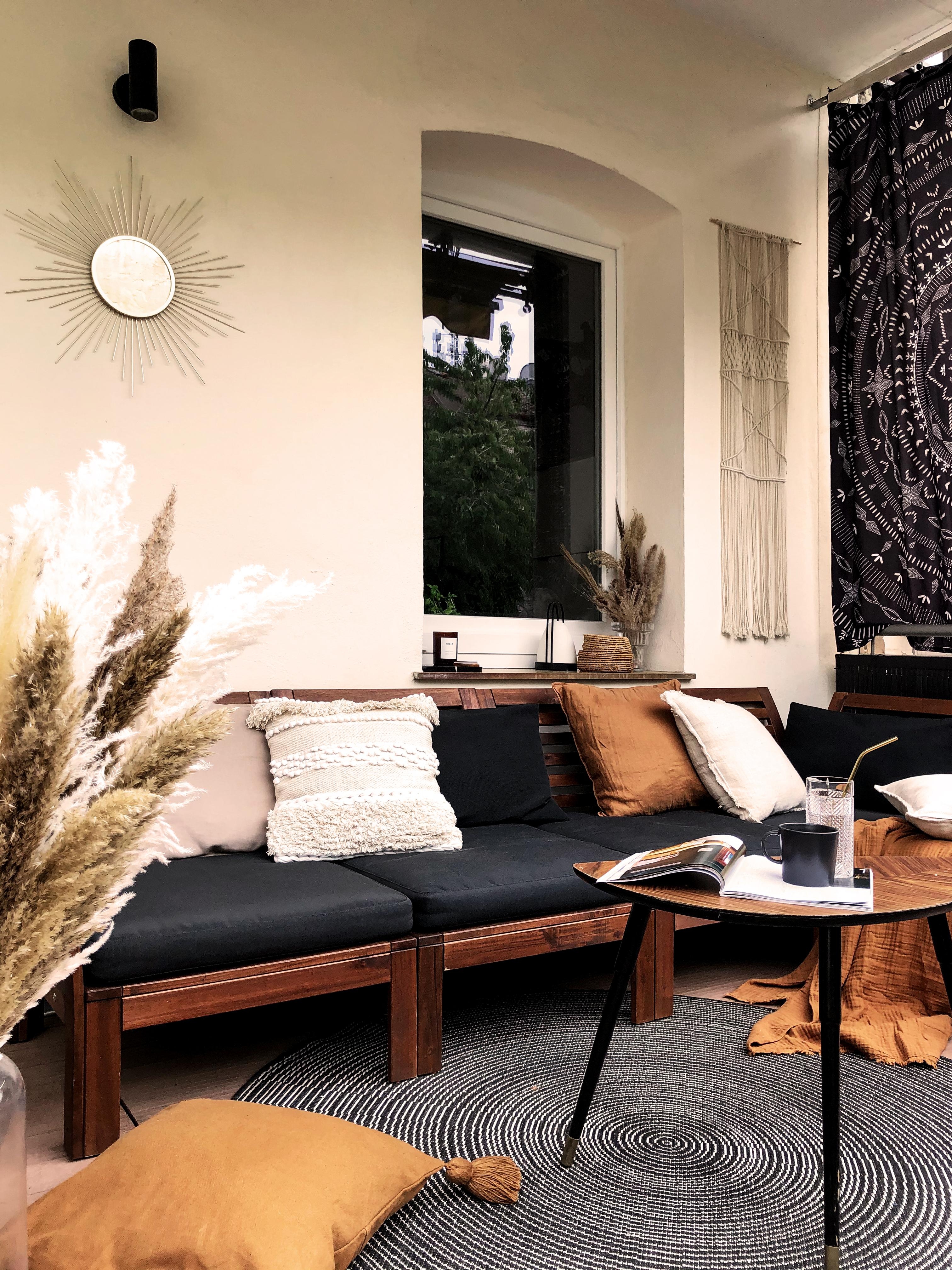 Endlich kann man wieder die Sonne im Outdoor-Wohnzimmer geniessen ☀ 

#Balkon #hygge #Boho #Wohnzimmer #COUCHstyle