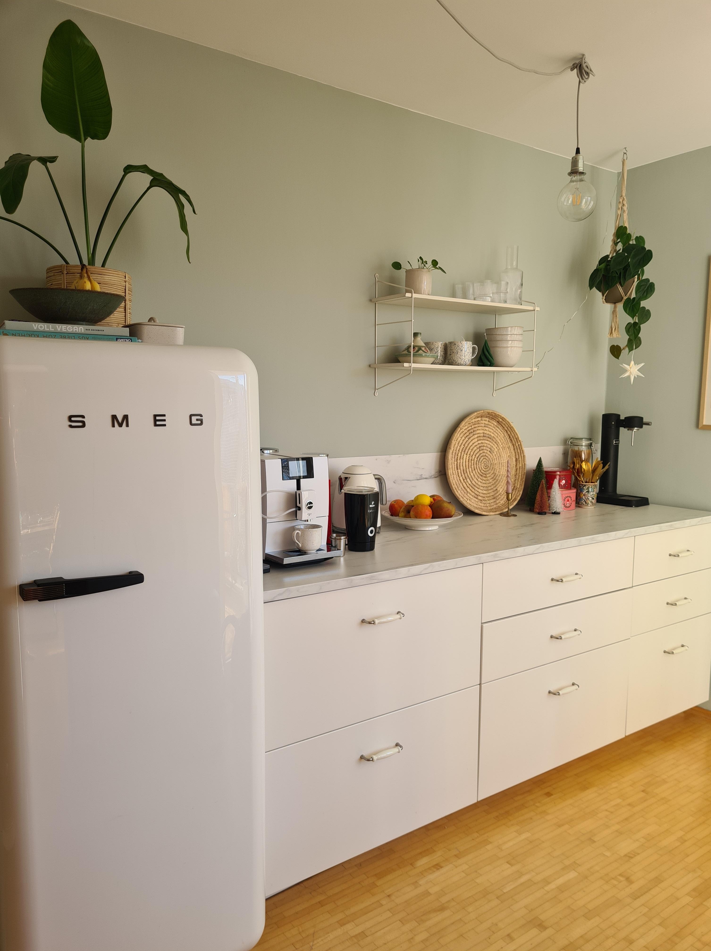 Endlich mal wieder ein paar Sonnenstrahlen in der Küche 🌟
#küche #ikeaküche #kühlschrank #wandfarbe #stauraum
#weißeküche #weisseküche