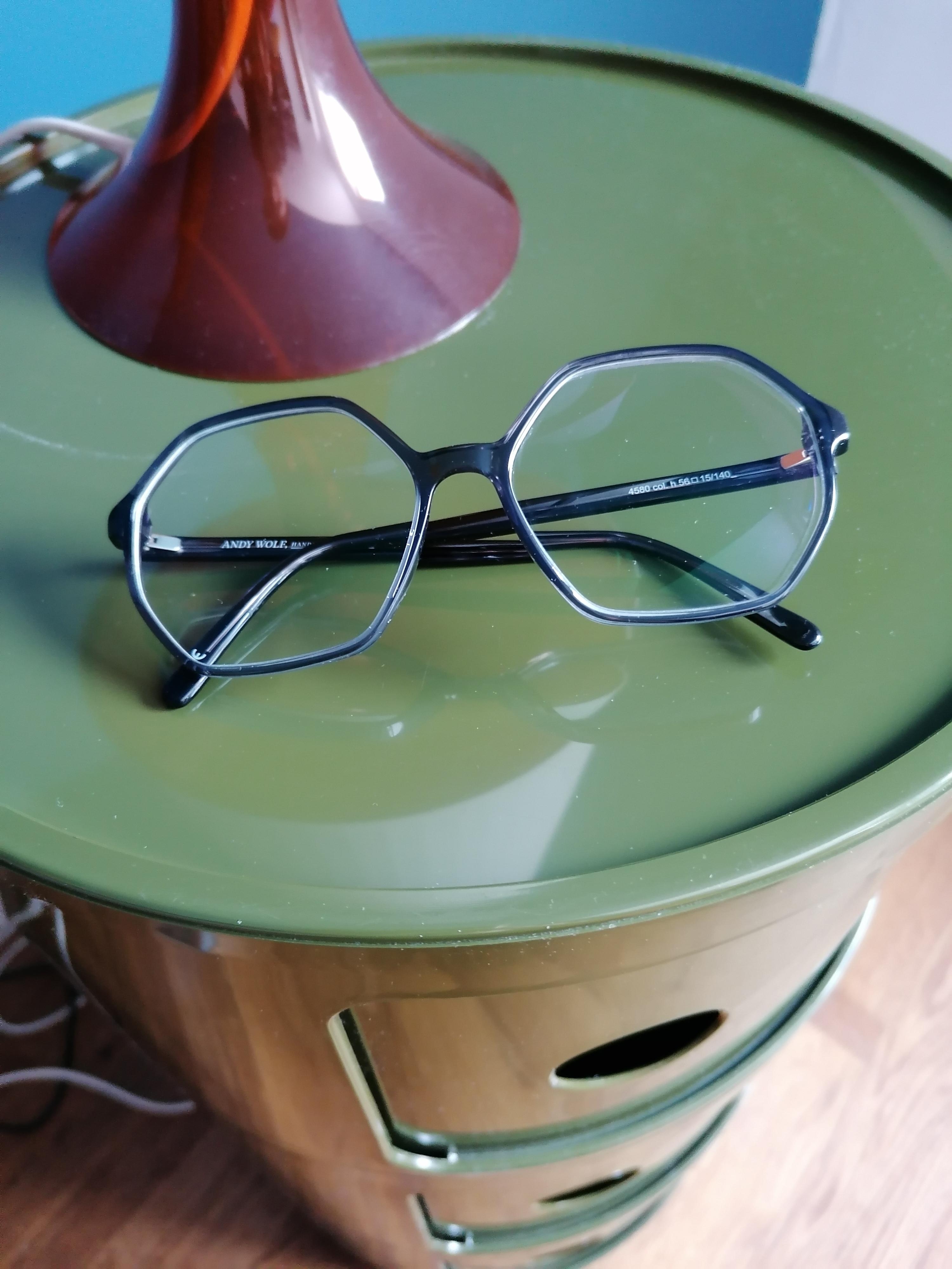 endlich mal wieder eine neue #Brille von #AndyWolf
Ich finde sie steht meinem Nachttisch.. ;-)