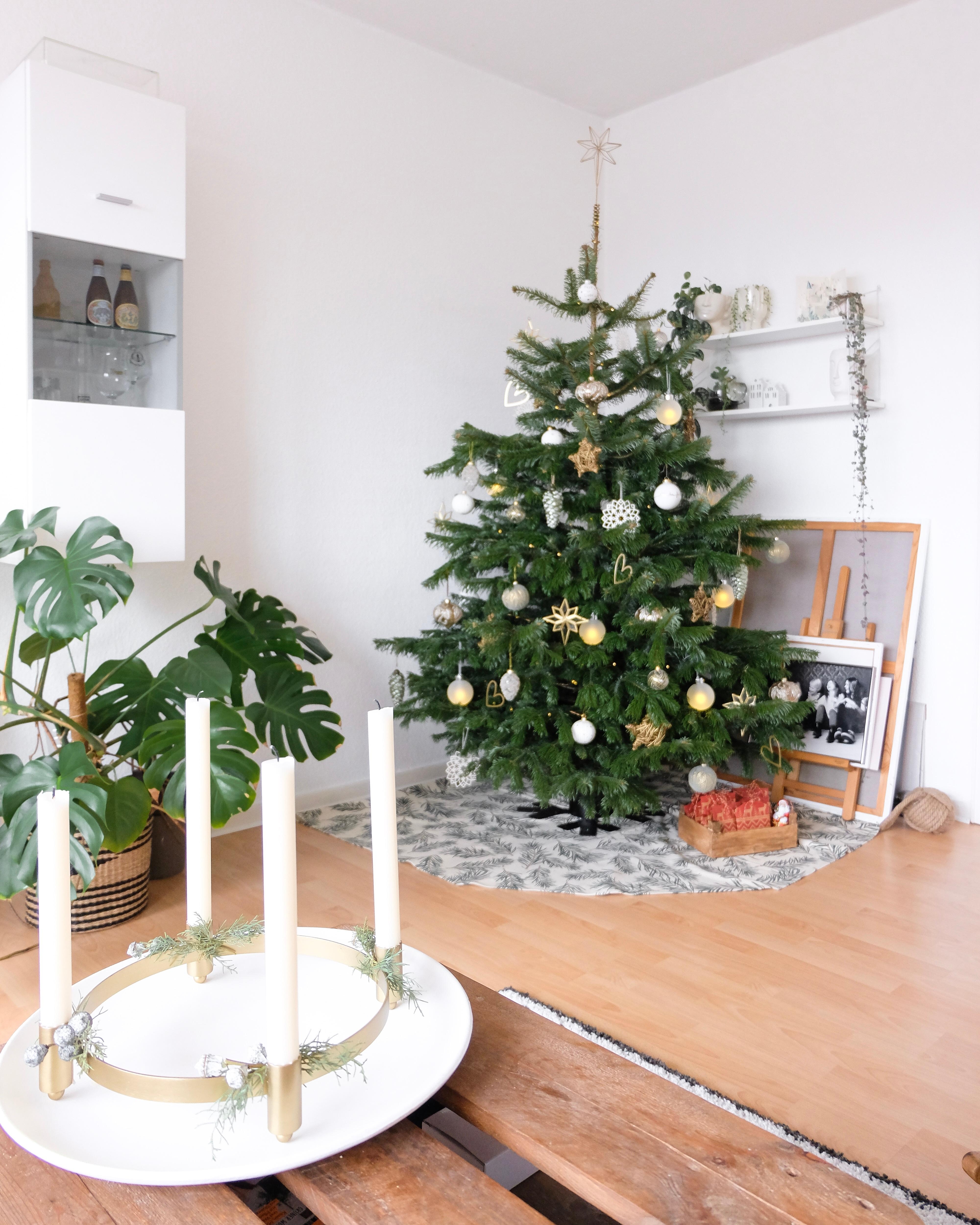 Endlich Platz für unseren ersten richtigen Weihnachtsbaum 🎄😍 #adventskranz #weihachten #weihnachtsbaum #hygge 