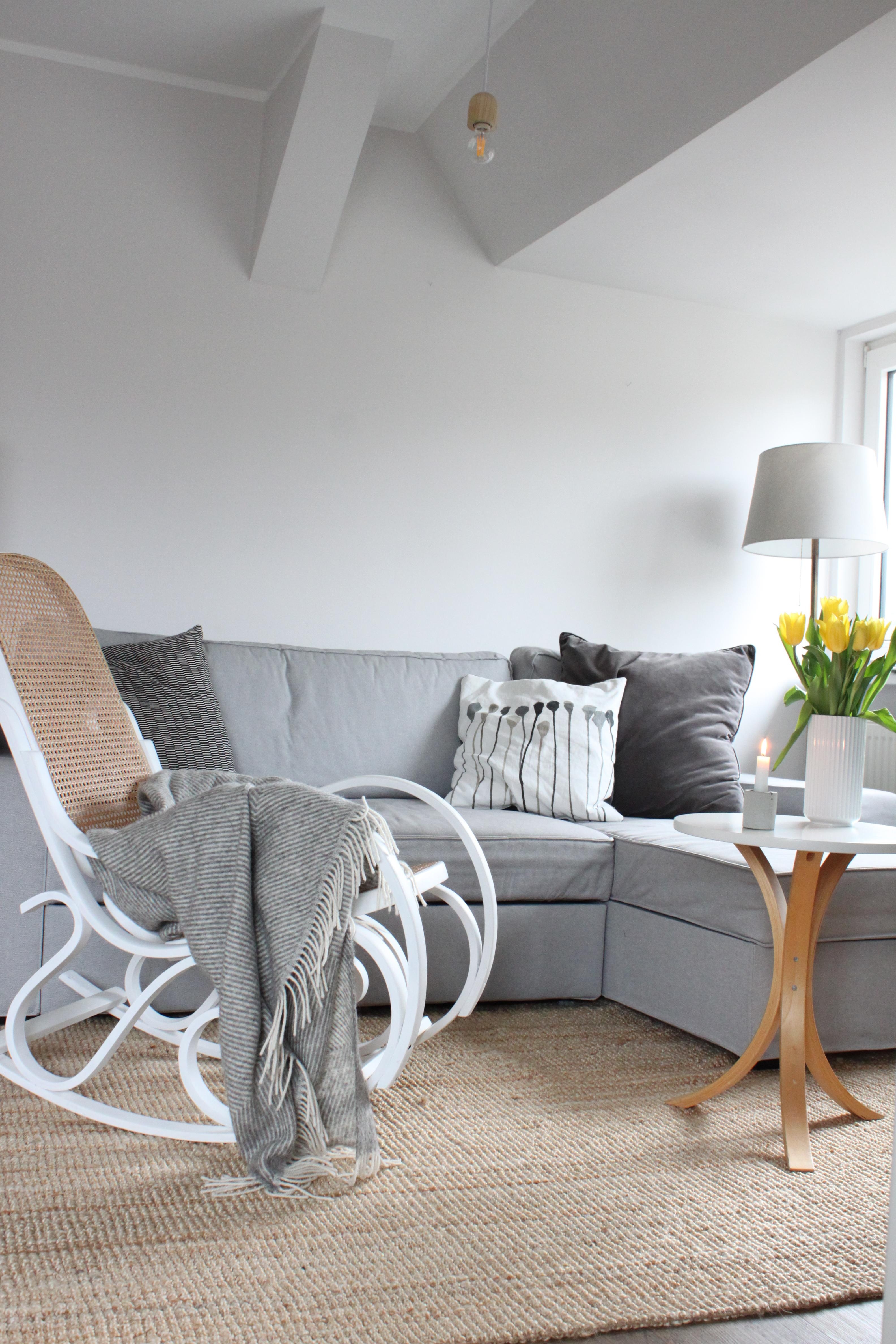 Endlich wieder Tulpenzeit. #tulpen #skandinavisch #wohnzimmer #couch #sofa #schaukelstuhl