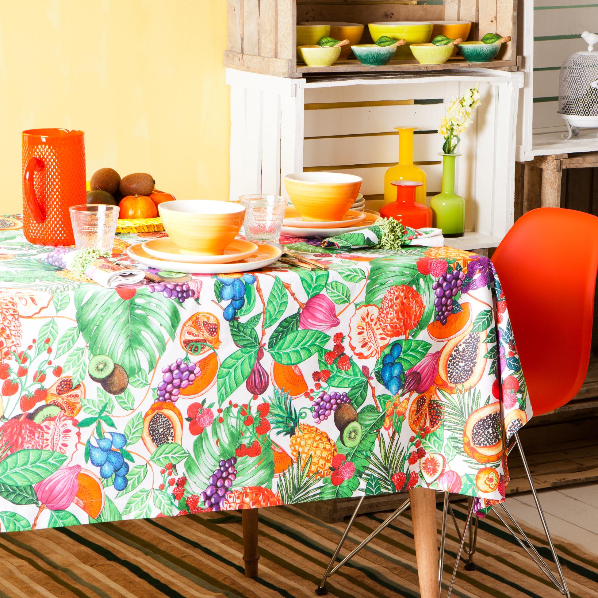 Energie am Frühstückstisch durch warme Farben #esstisch #gestreifterteppich #zarahome ©Zara Home