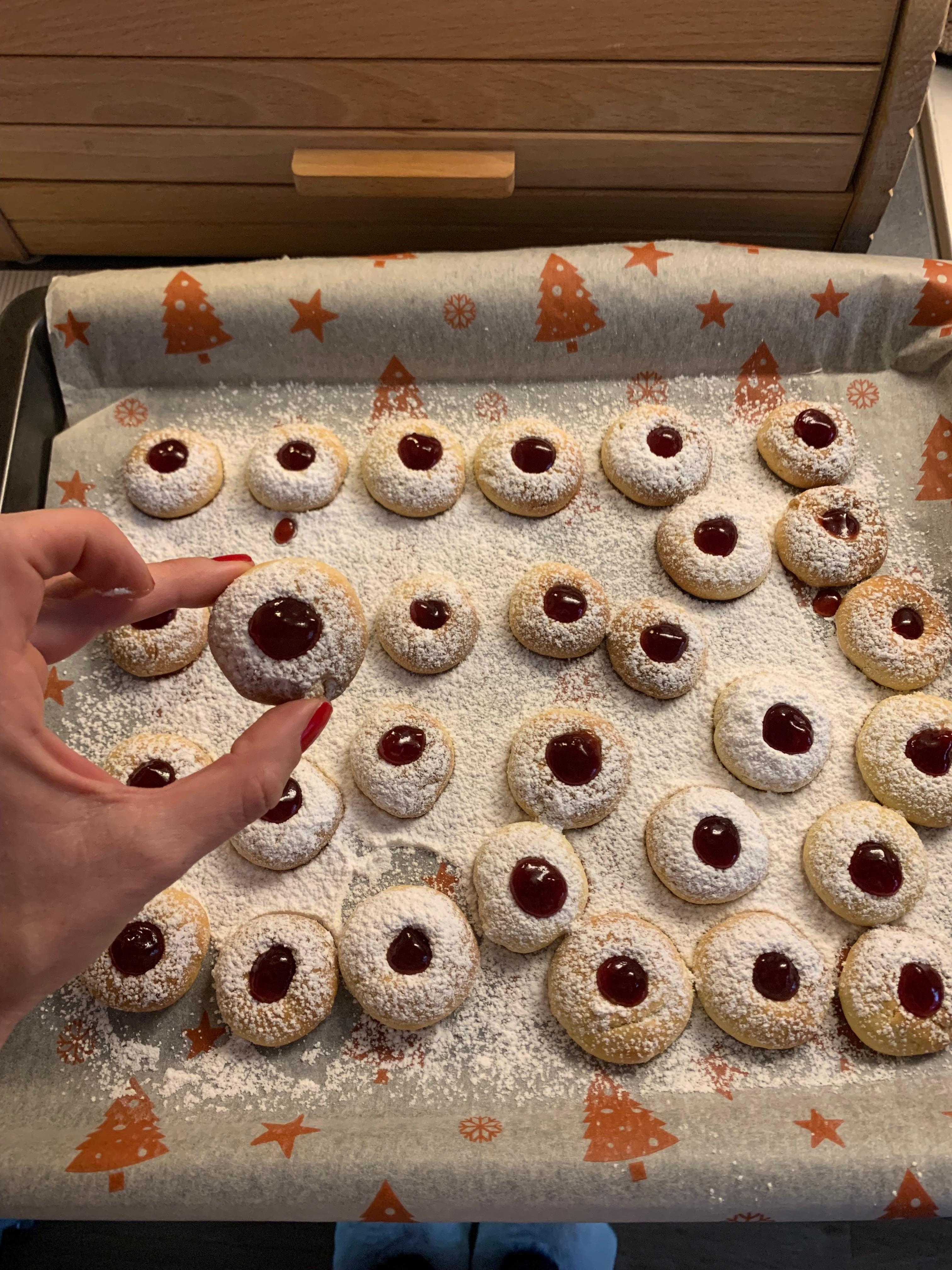 Engelsaugen -  Plätzchen backen 🧑🏽‍🍳 

#plätzchen #küche #backen #backpapier #advent #winter #xmas 