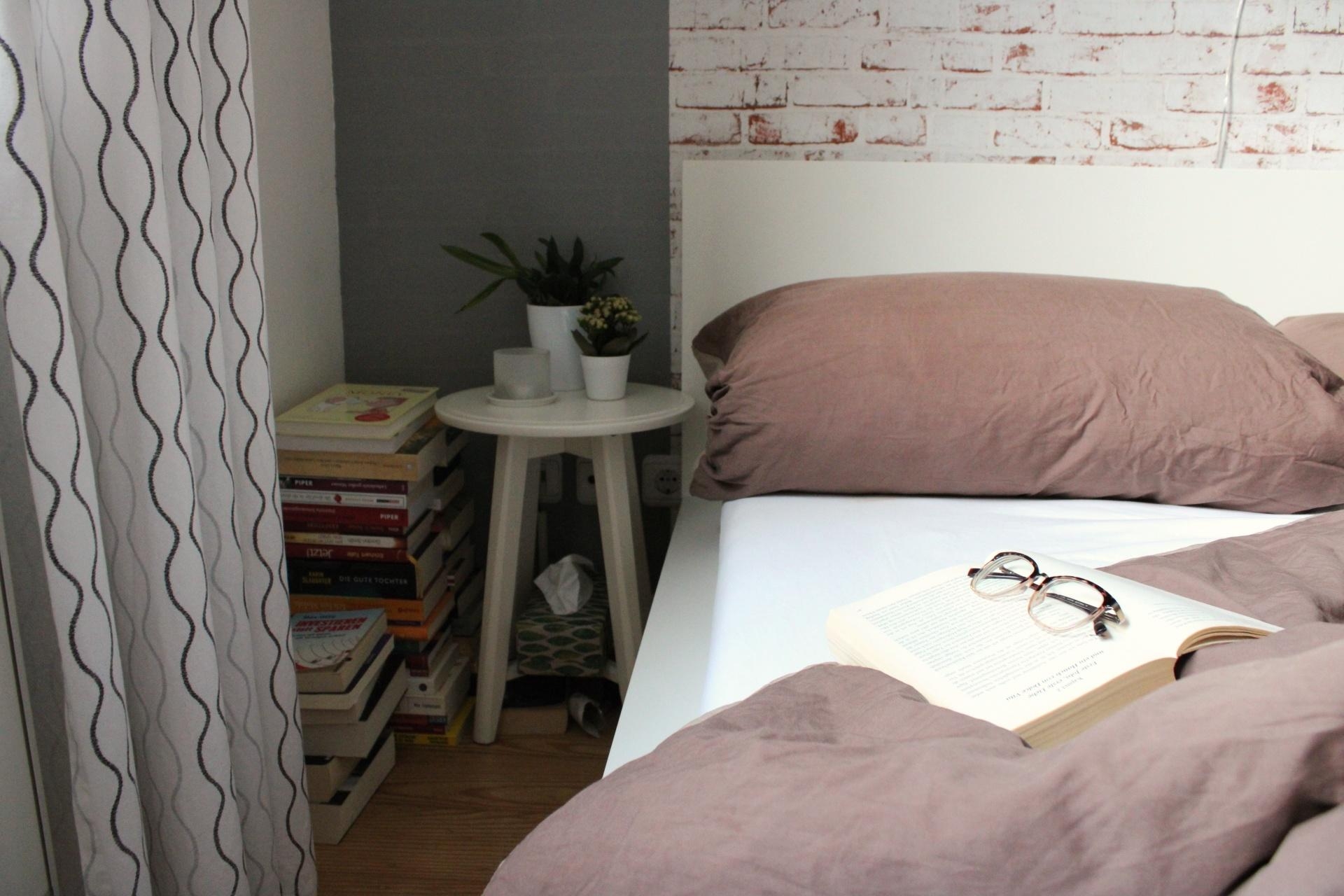 Entscheidungshilfe: Aufstehen oder Buch lesen? #schlafzimmer #bett #bettwäsche #cozy