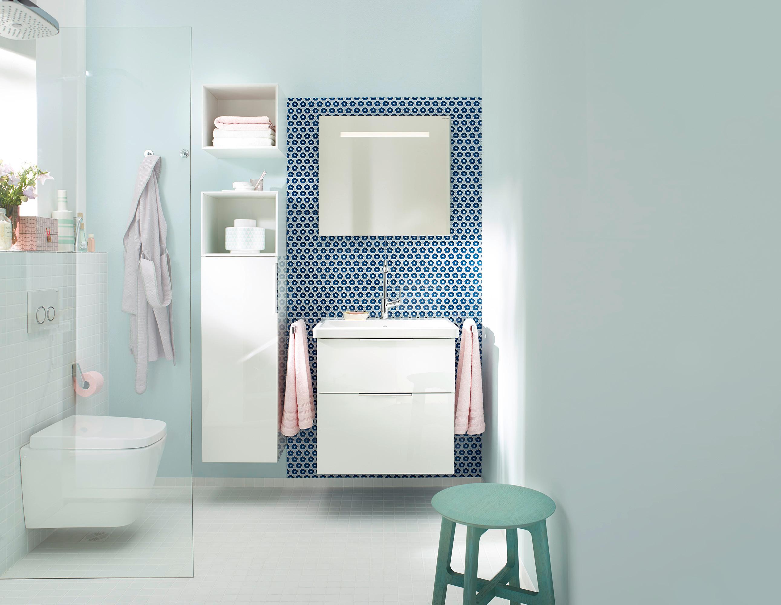 Eqio in Weiß mit Keramik-Waschtisch #bad #regal #badezimmer #spiegel #schrank #waschtisch #waschbecken #toilette ©burgbad GmbH