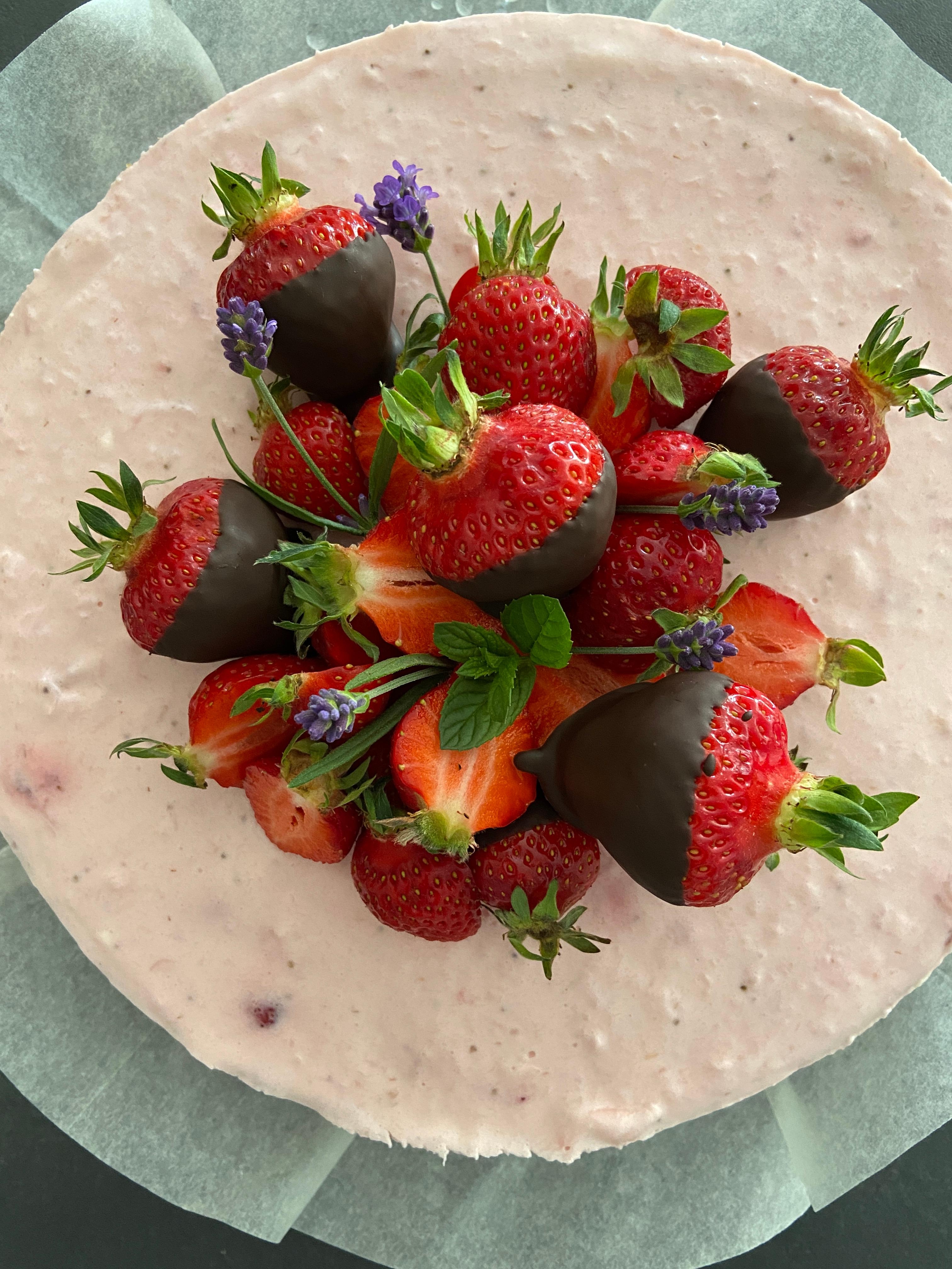 Erdbeer-Buttermilchmousse-Torte 🍓
#erdbeerzeit#geburtstagskuchen#lavendel#schokofrüchte#backliebe#baking#erdbeeren