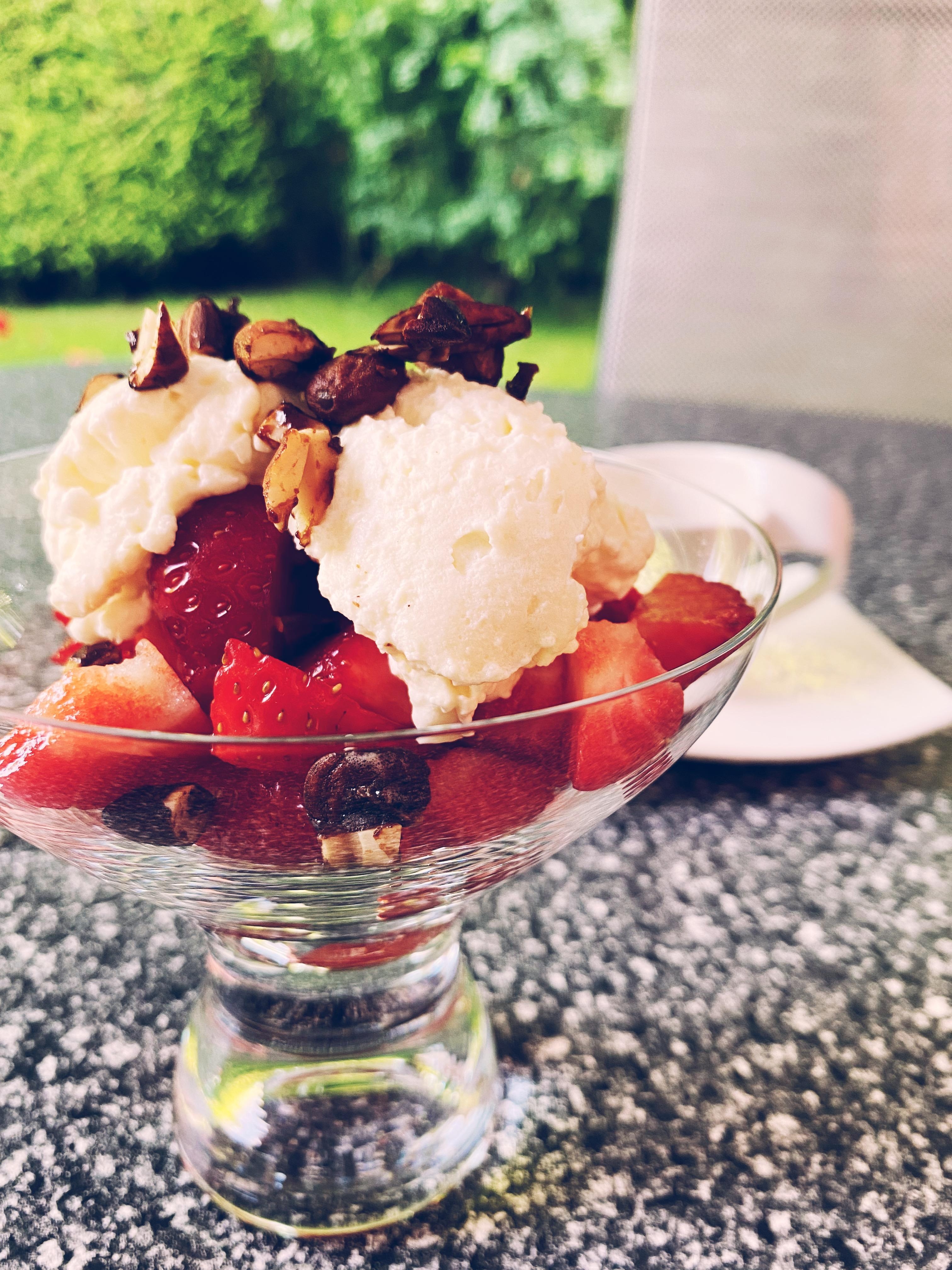 #Erdbeeren mit Sahne und Mandelkrokant #sommerliebe #garten #lebengenießen