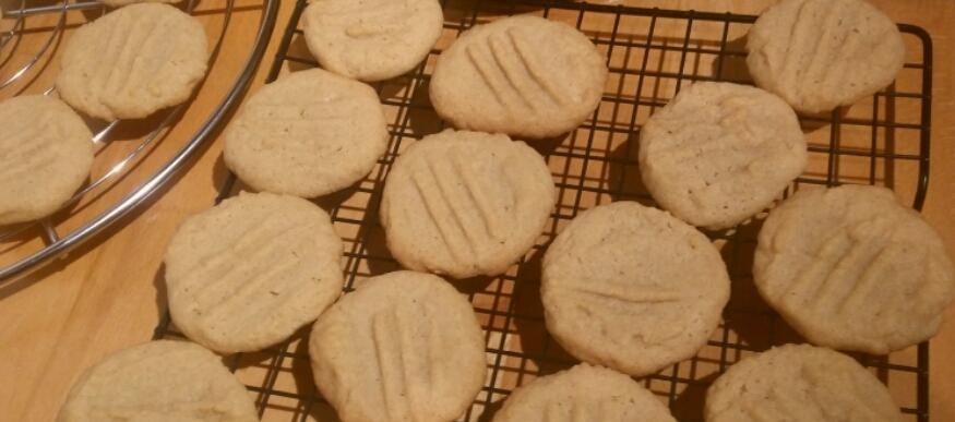 Erdnussbutter Plätzchen - nicht weihnachtlich, aber lecker
#kekse #cookies #backen #erdnussbutter