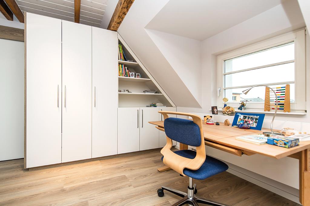 Ergonomischer Schreibtisch mit viel Tageslicht #jugendzimmer ©Geilert GmbH / René Jungnickel