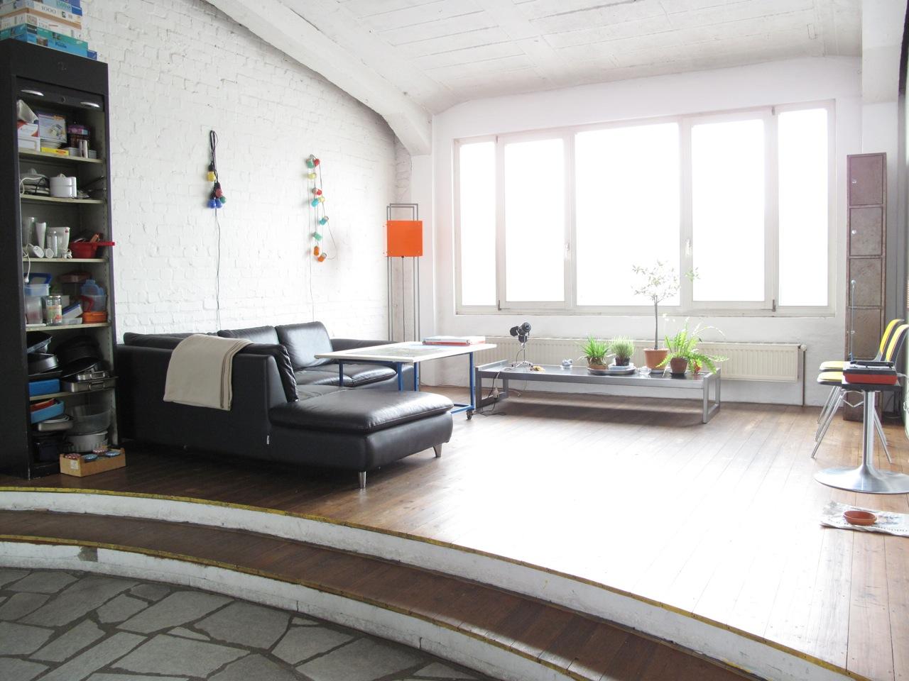Erhöhung im Wohnzimmer mit Ledercouch #ledersofa #podest #steinbodenwohnzimmer ©scout for location